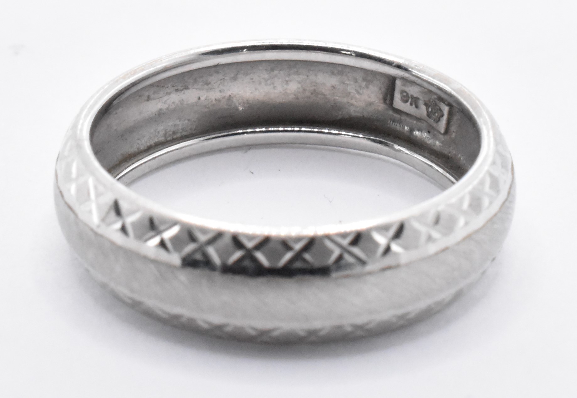 9CT WHITE GOLD BAND RING - Image 2 of 5