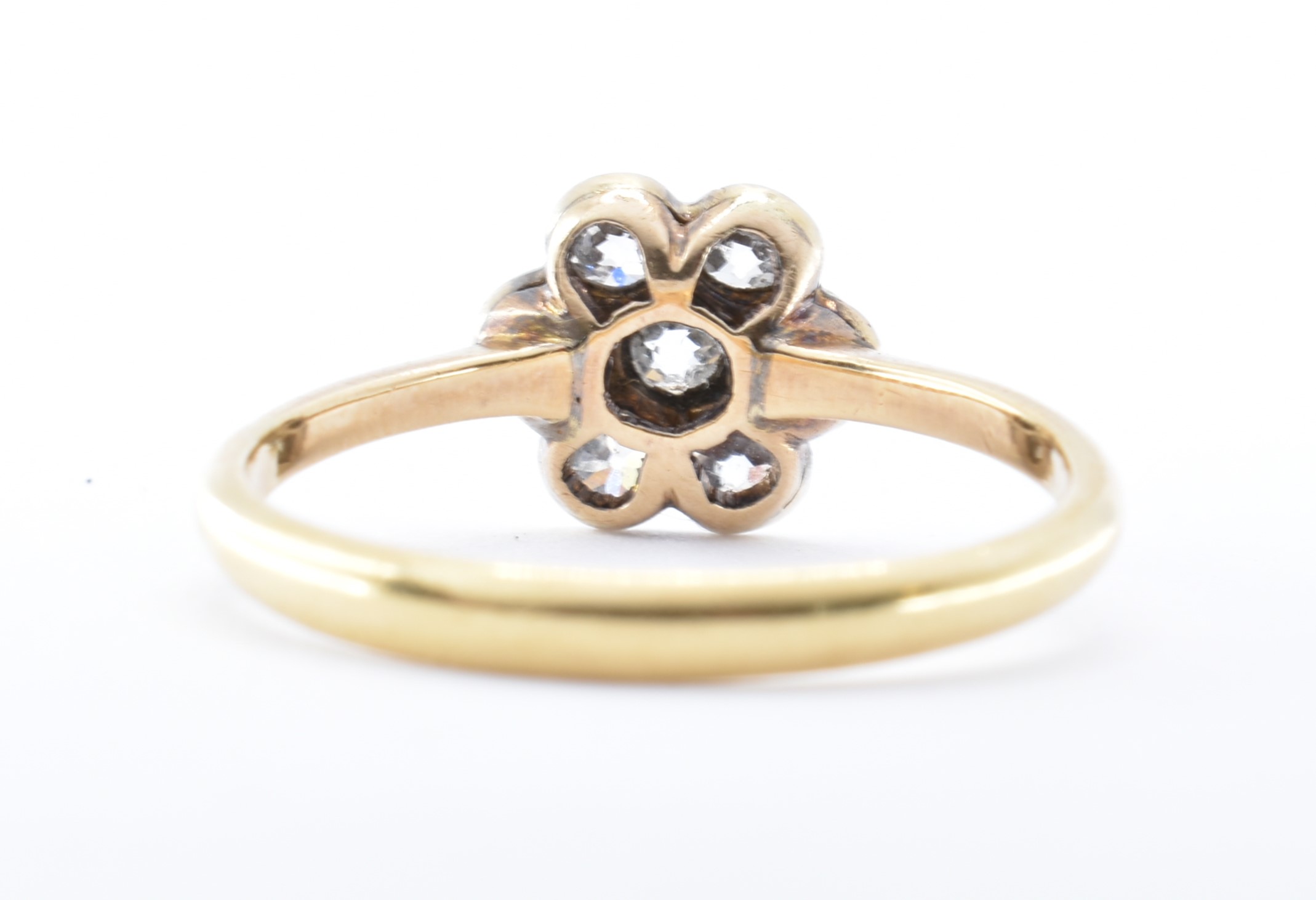 18CT GOLD AND DIAMOND SEVEN STONE RING - Image 4 of 8