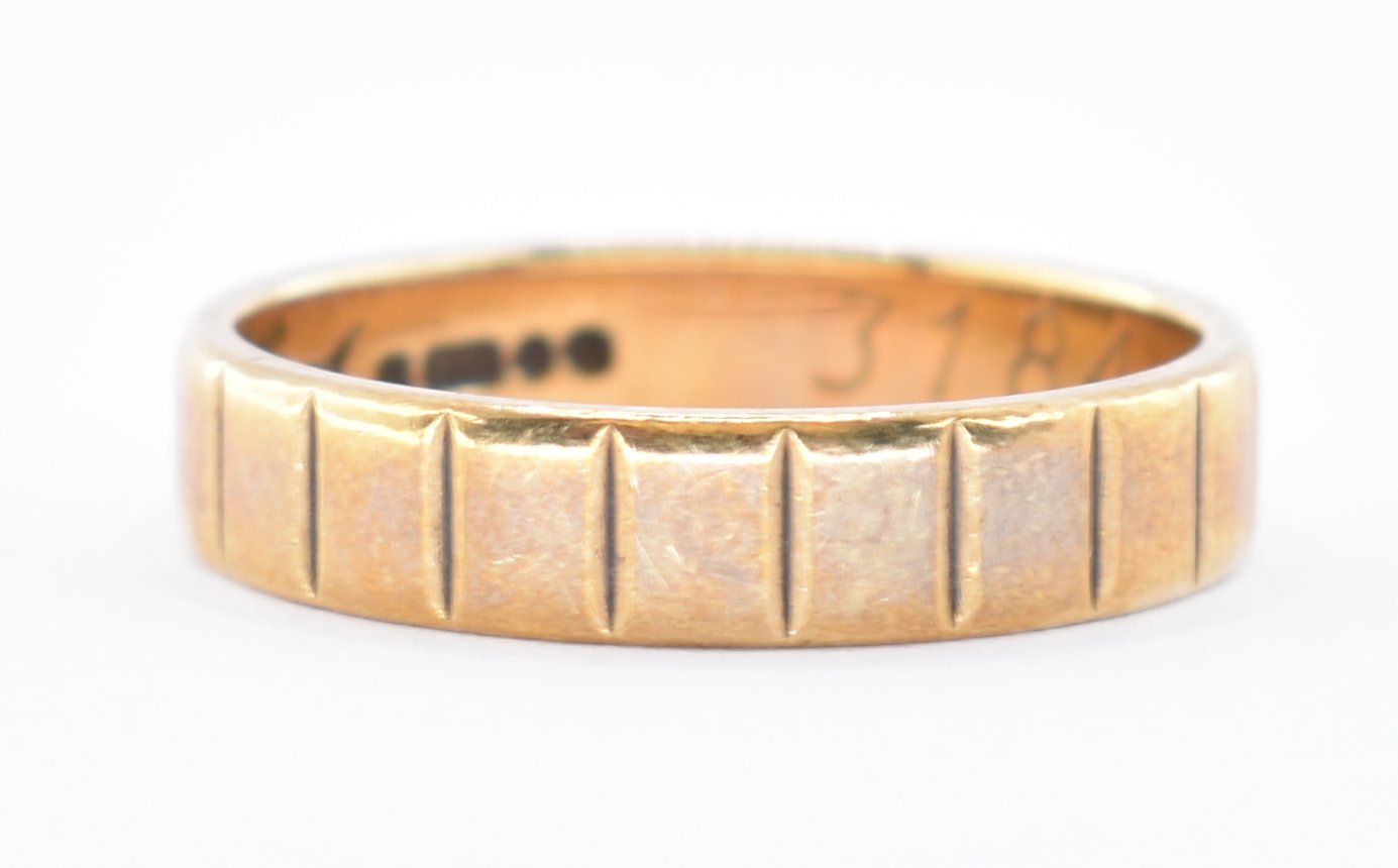 9CT GOLD HALLMARKED REEDED BAND RING. - Image 3 of 8