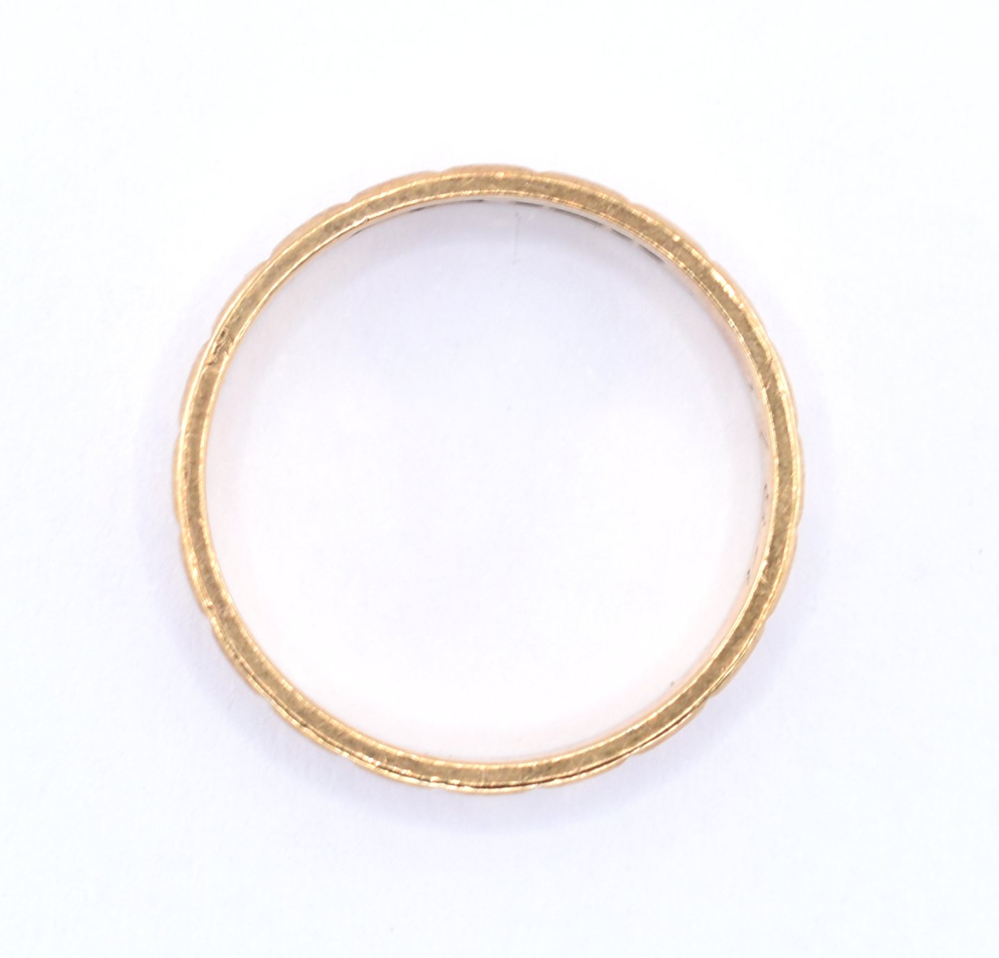 9CT GOLD HALLMARKED REEDED BAND RING. - Image 8 of 8