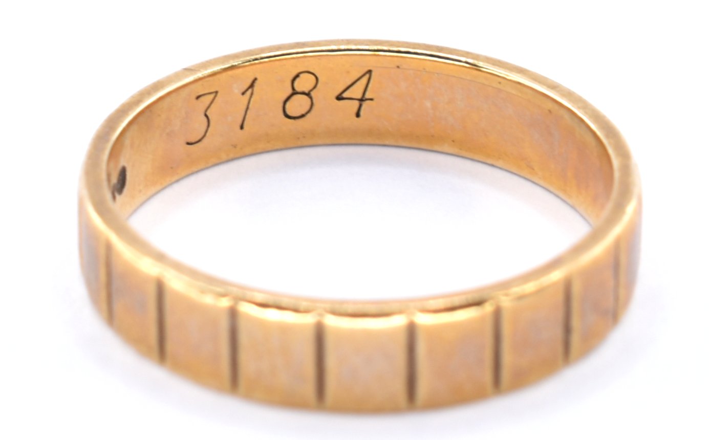 9CT GOLD HALLMARKED REEDED BAND RING. - Image 6 of 8