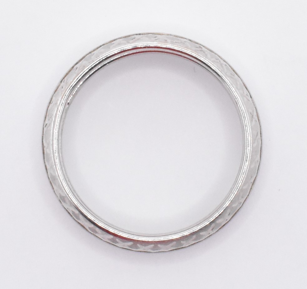 9CT WHITE GOLD BAND RING - Image 5 of 5
