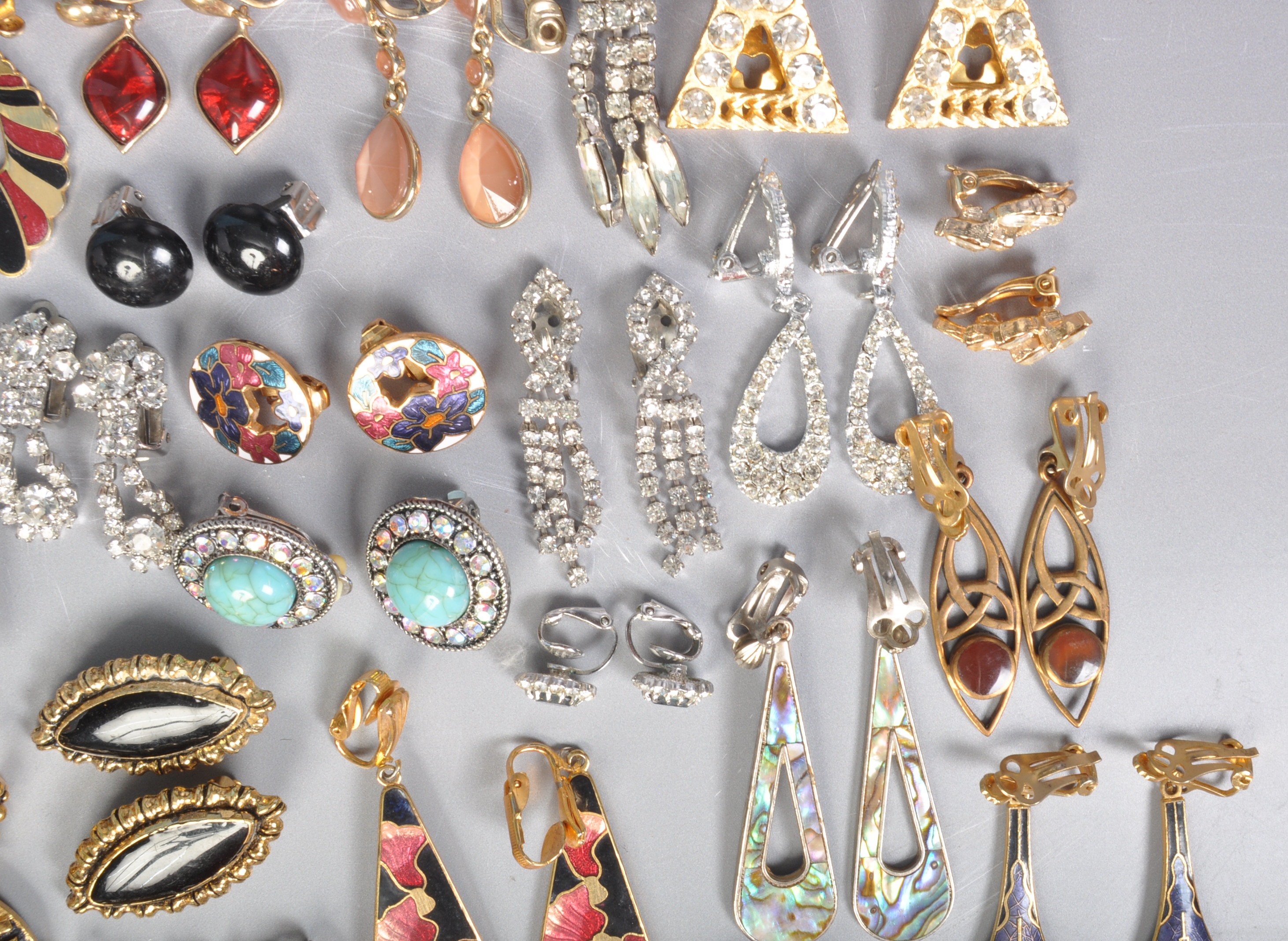 LARGE COLLECTION OF COSTUME JEWELLERY - Image 4 of 13