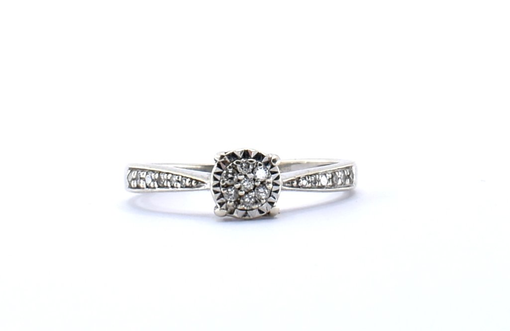 9CT WHITE GOLD AND DIAMOND CUSTER RING