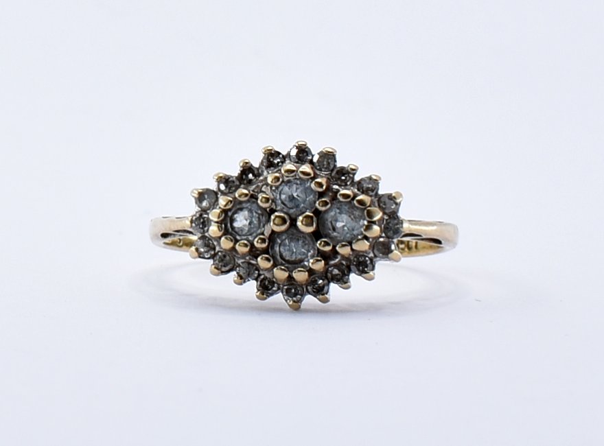 9CT GOLD WHITE STONE AND DIAMOND CLUSTER RING.