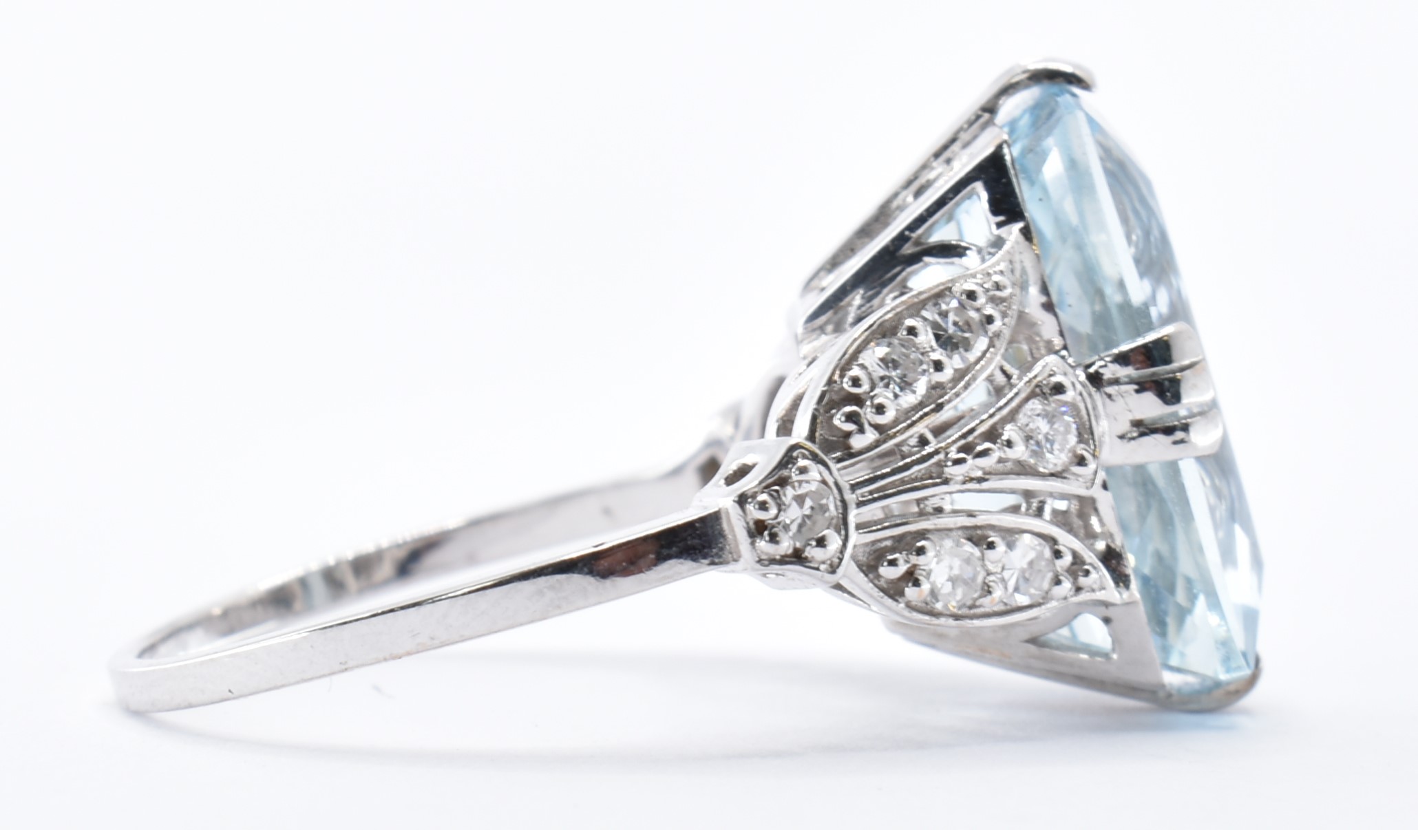 WHITE GOLD AND AQUAMARINE DRESS RING - Image 4 of 6