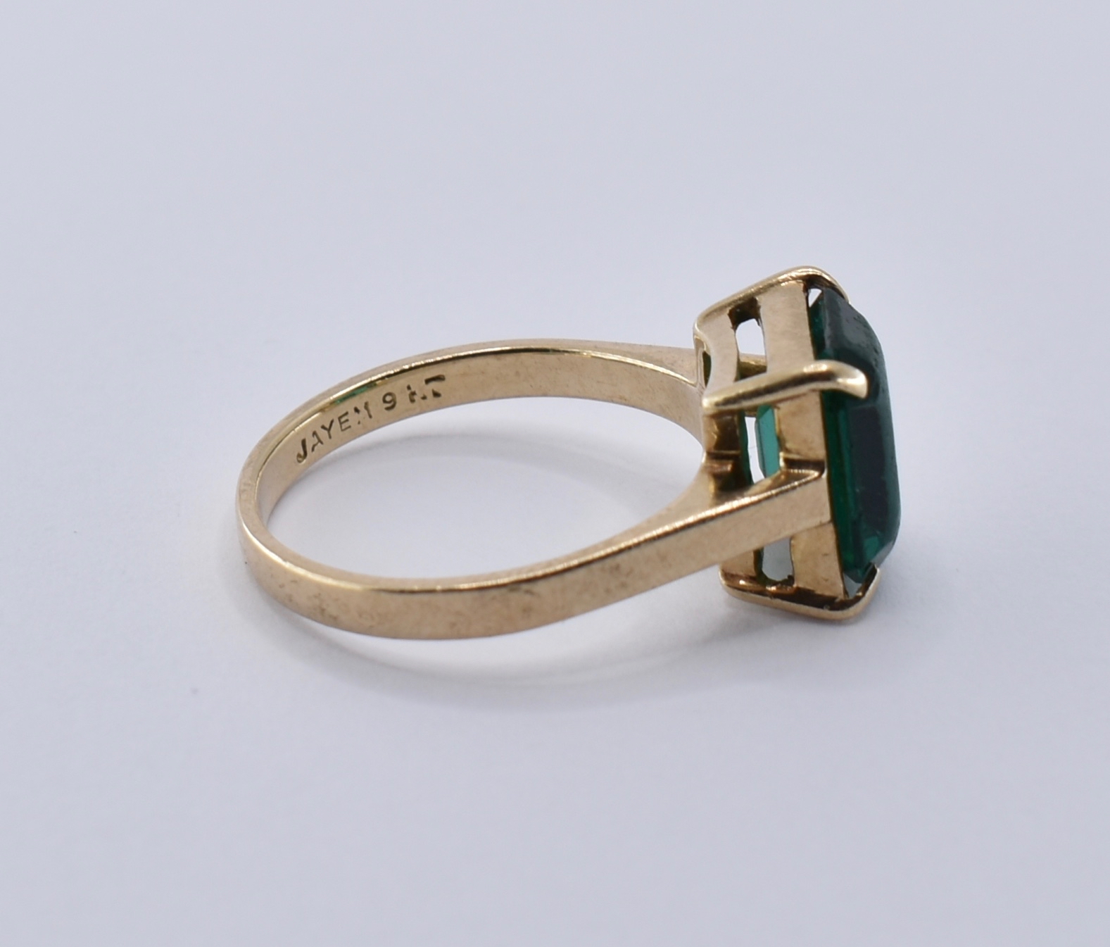 9CT GOLD GREEN STONE RING - Image 6 of 7