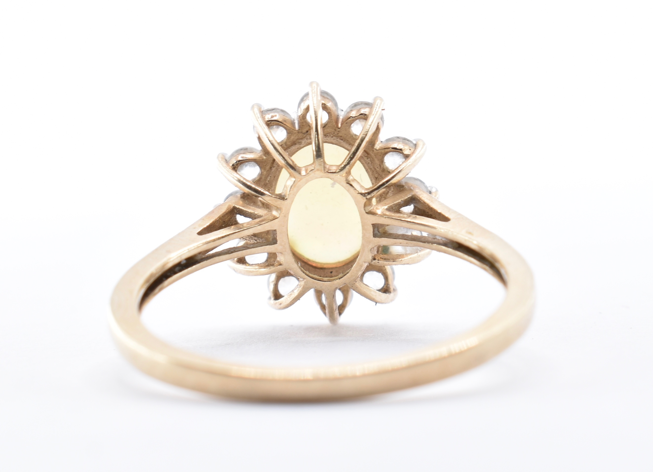 9CT GOLD AND OPAL CLUSTER RING - Image 3 of 7