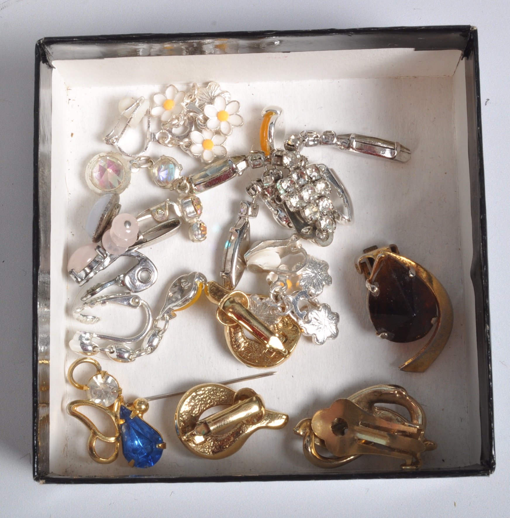 LARGE COLLECTION OF COSTUME JEWELLERY - Image 6 of 13