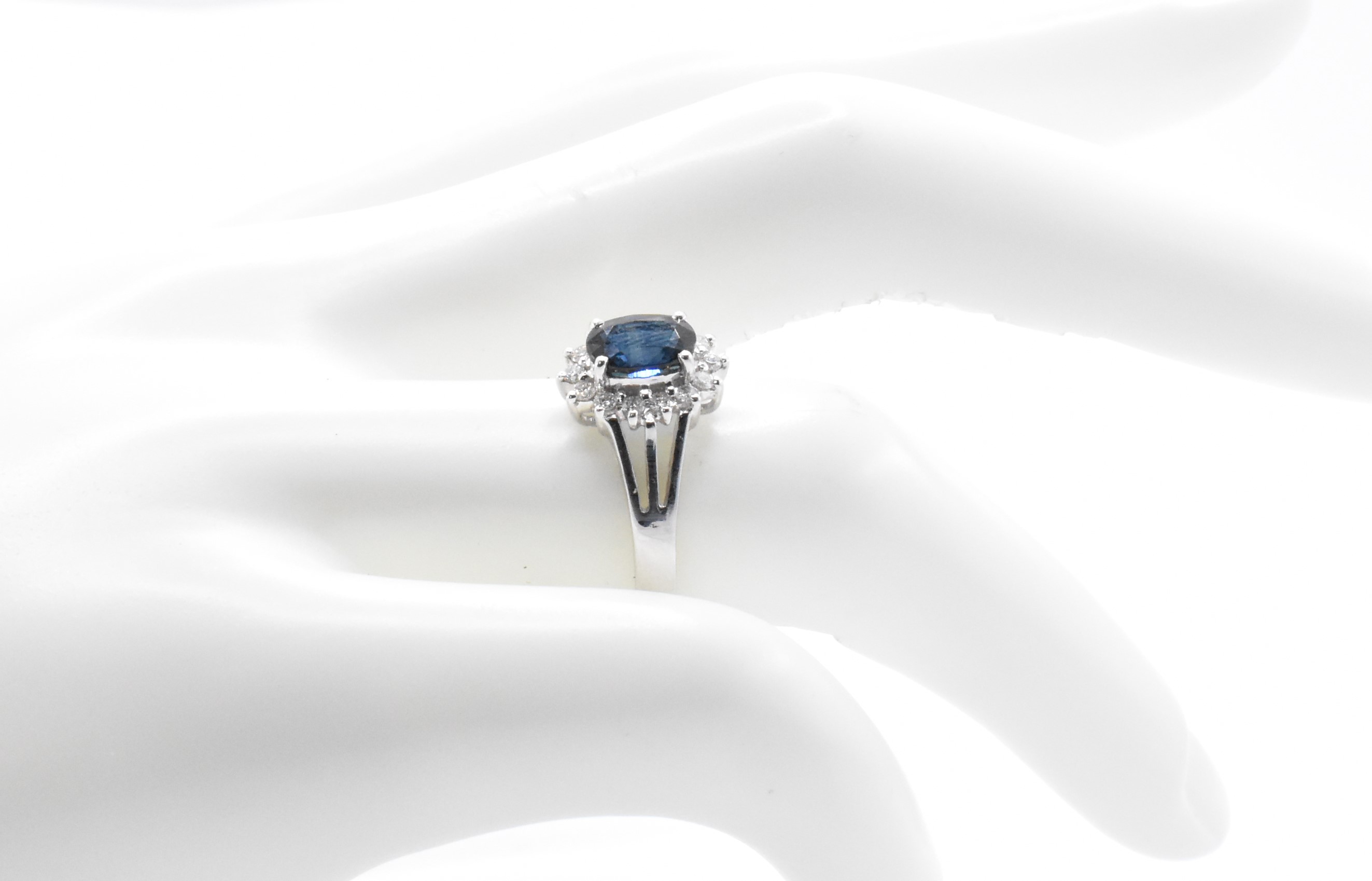 18T WHITE GOLD SAPPHIRE AND DIAMOND CLUSTER RING - Image 5 of 5