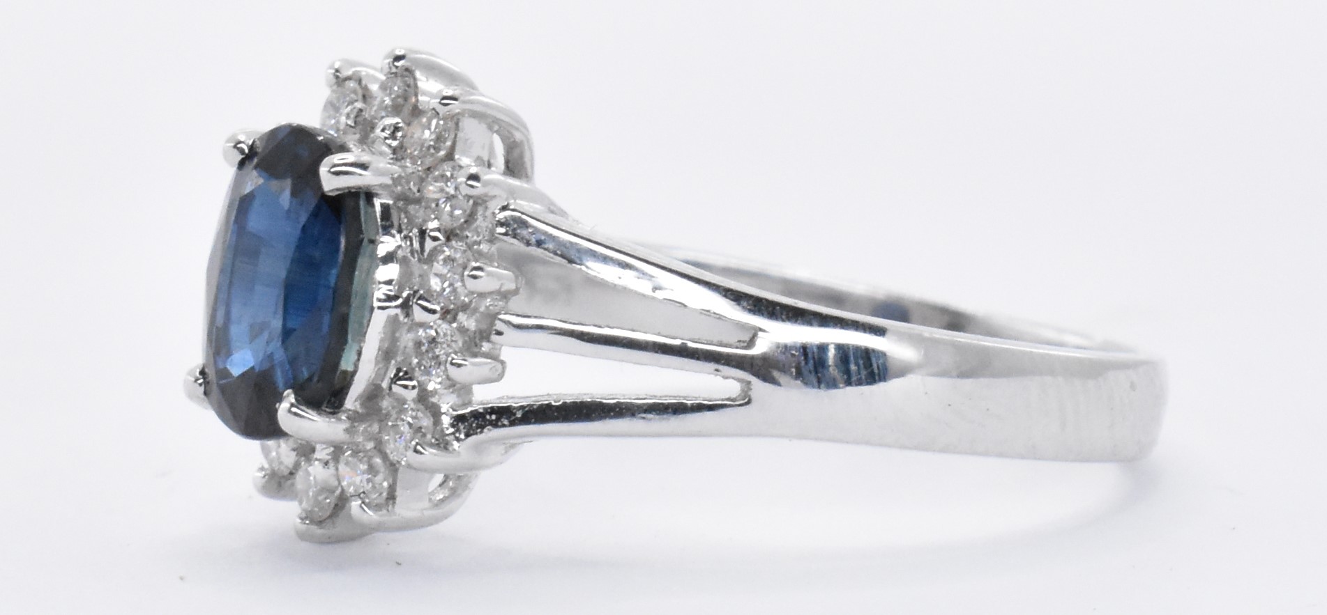 18T WHITE GOLD SAPPHIRE AND DIAMOND CLUSTER RING - Image 2 of 5