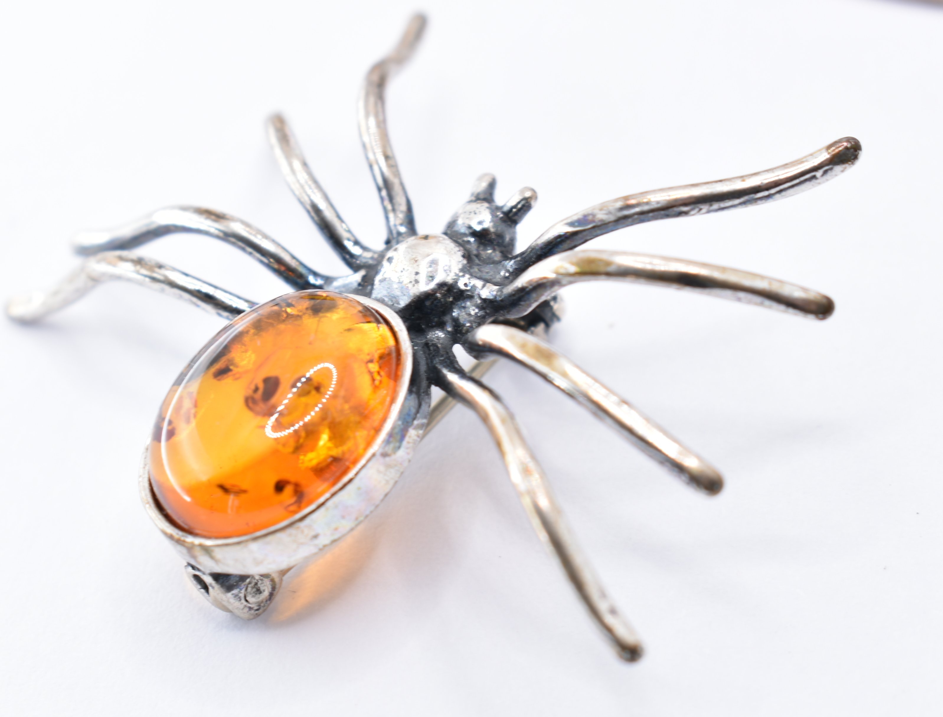 COLLECTION OF SILVER AND AMBER JEWELLERY - Image 7 of 9