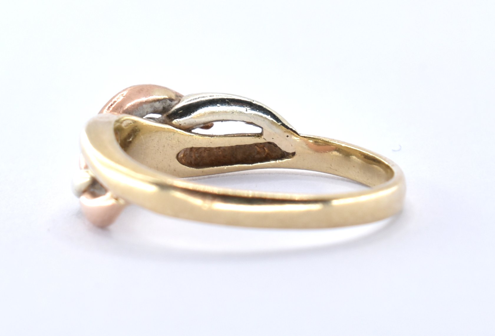 9CT TRI GOLD AND DIAMOND RING - Image 4 of 6