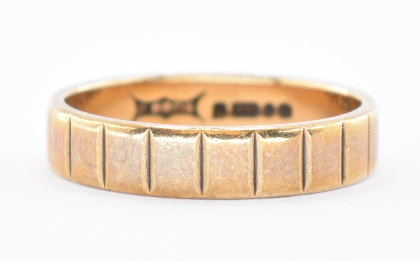 9CT GOLD HALLMARKED REEDED BAND RING. - Image 4 of 8