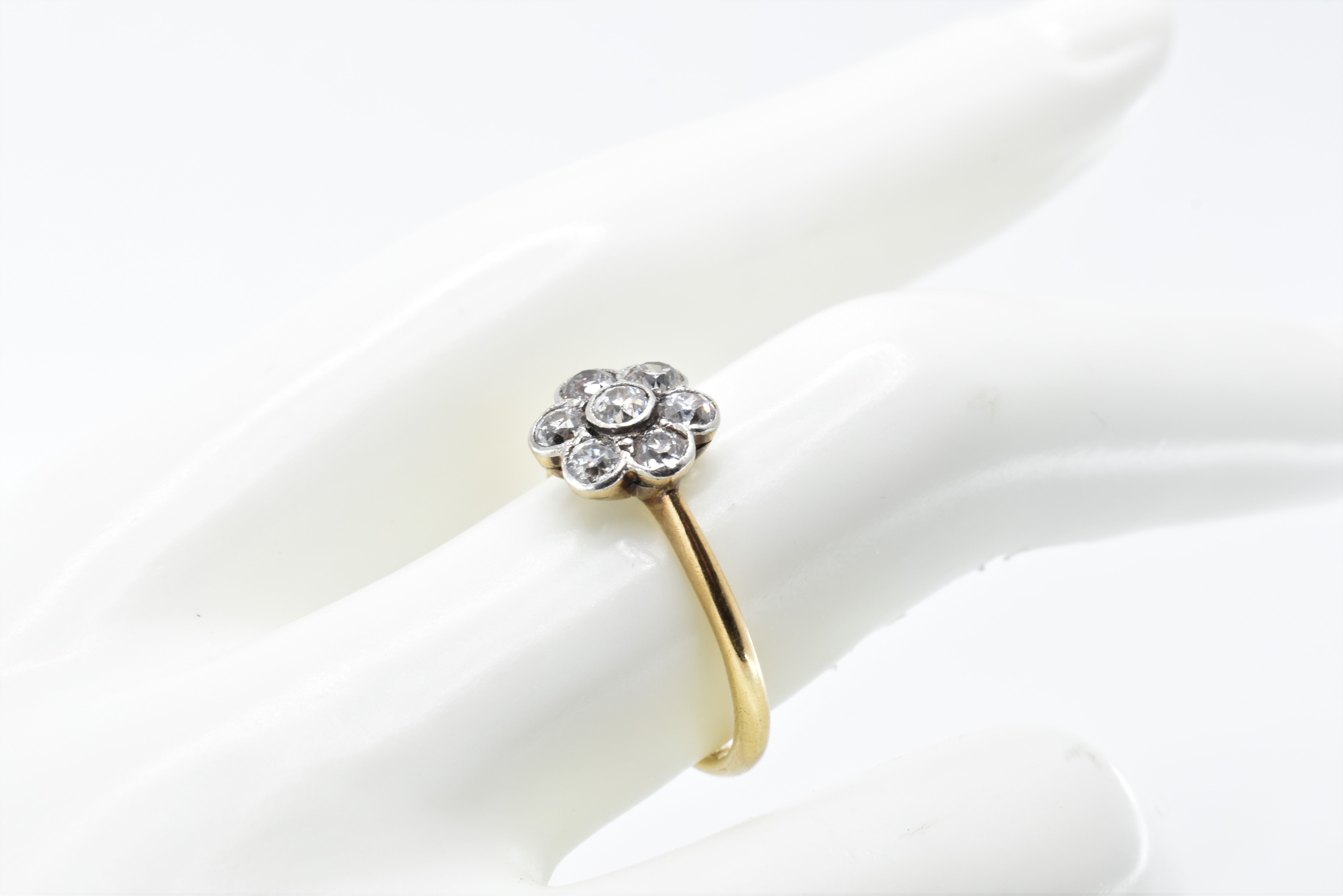 18CT GOLD AND DIAMOND SEVEN STONE RING - Image 7 of 8