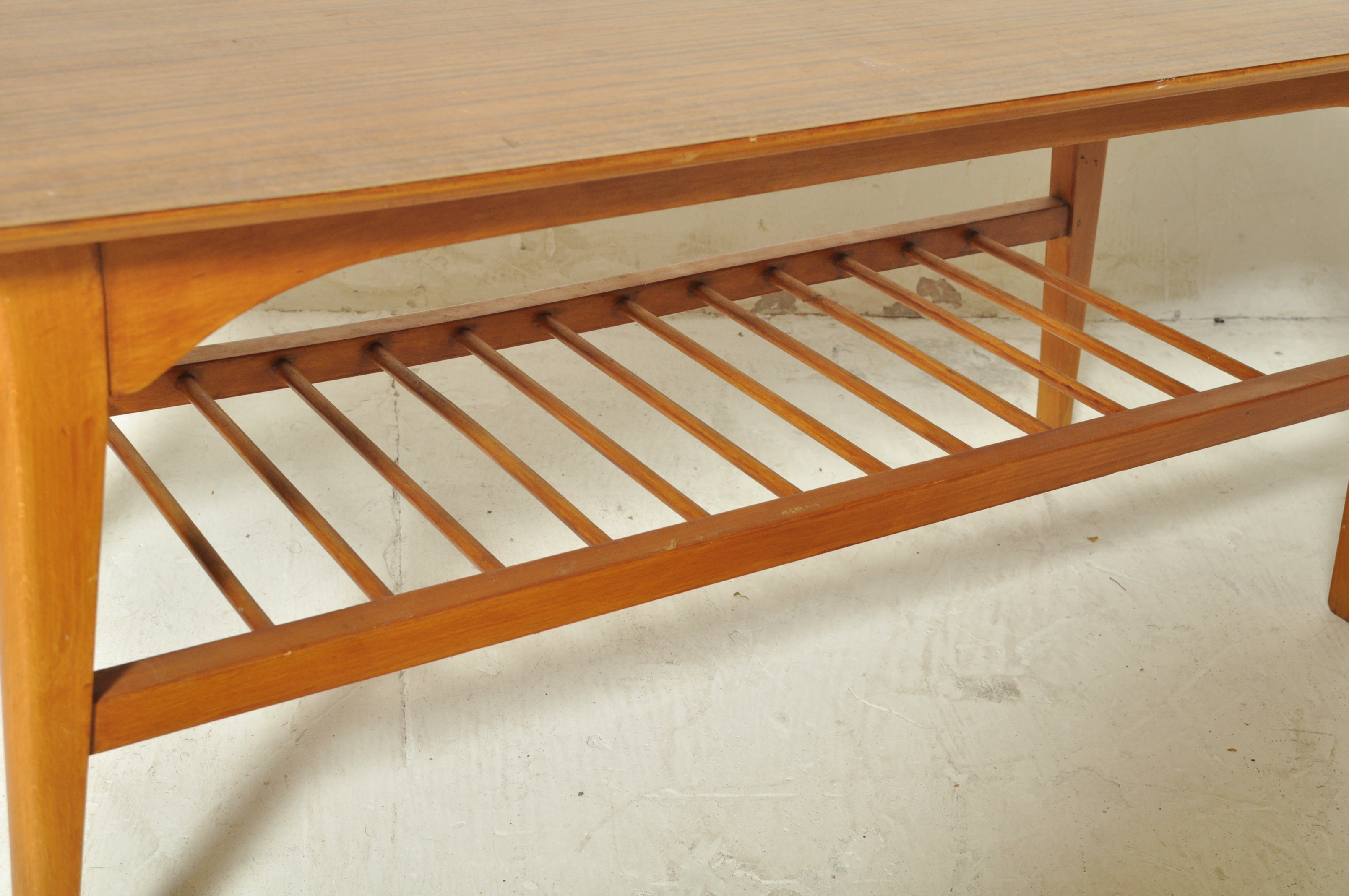 VINTAGE MID 20TH CENTURY TEAK WOOD VENEER COFFEE TABLE - Image 3 of 5