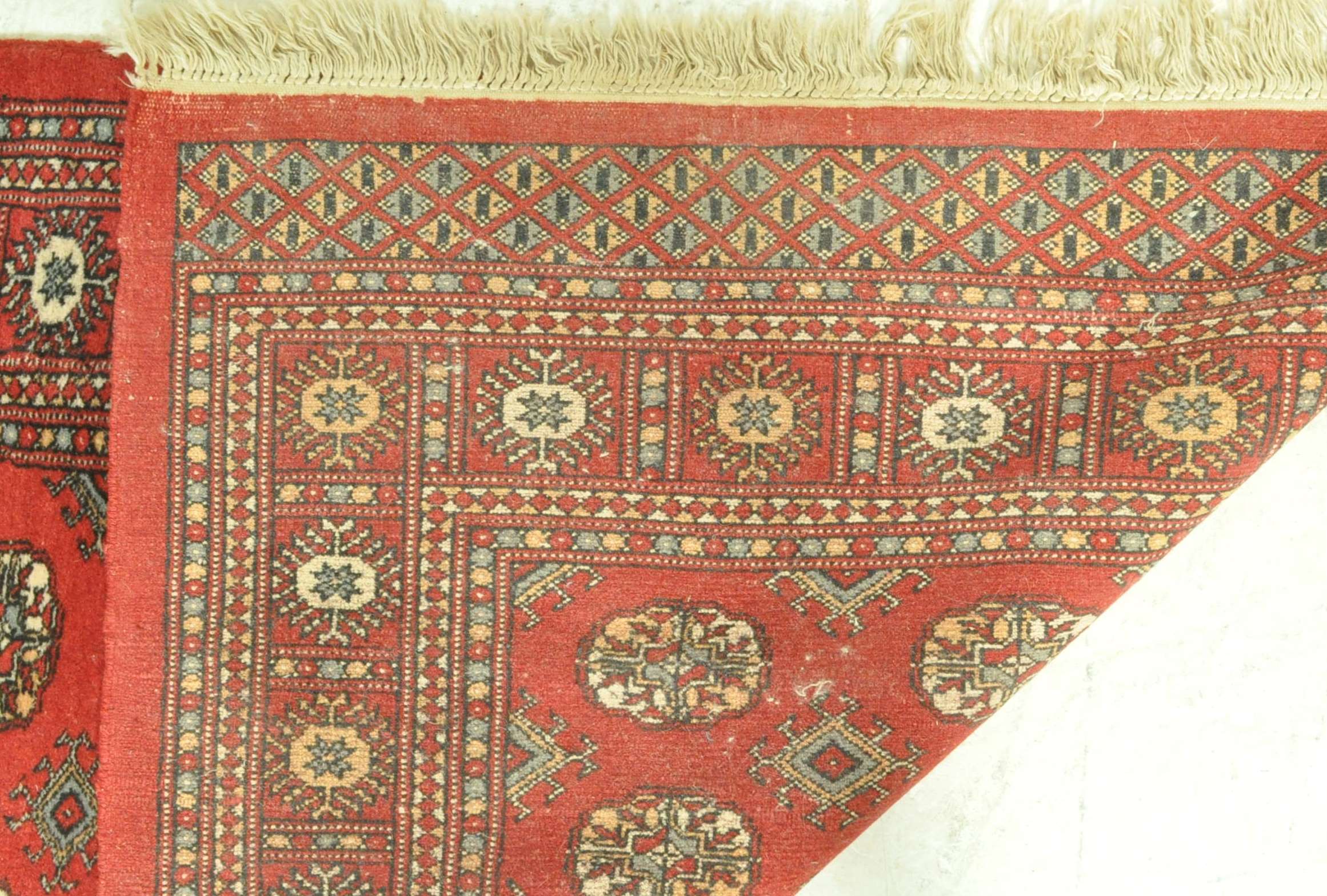 VINTAGE RED GROUND FLOOR RUG WITH MEDALLION AND PATTREND DECORATION - Image 5 of 5