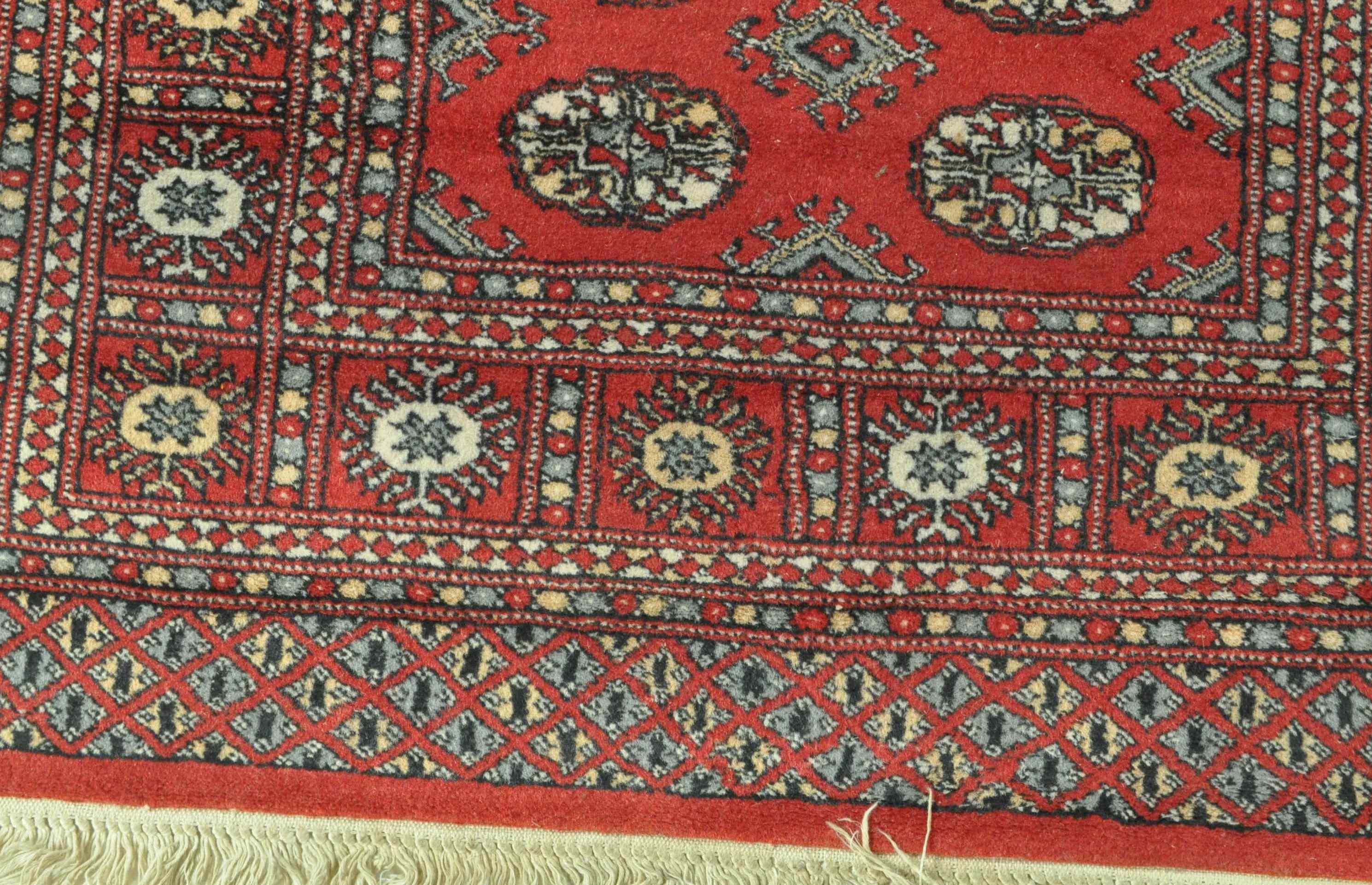 VINTAGE RED GROUND FLOOR RUG WITH MEDALLION AND PATTREND DECORATION - Image 4 of 5