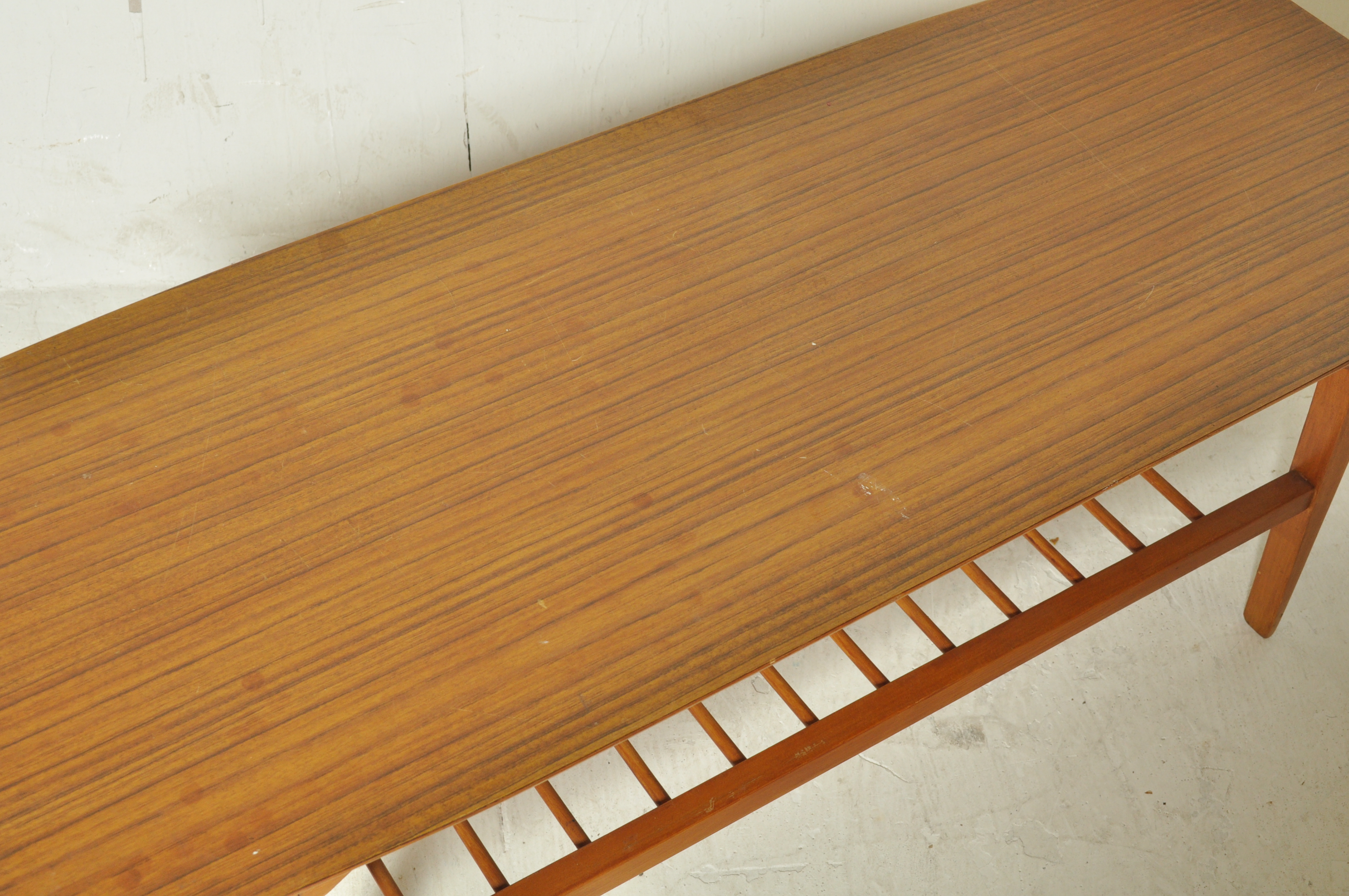 VINTAGE MID 20TH CENTURY TEAK WOOD VENEER COFFEE TABLE - Image 2 of 5