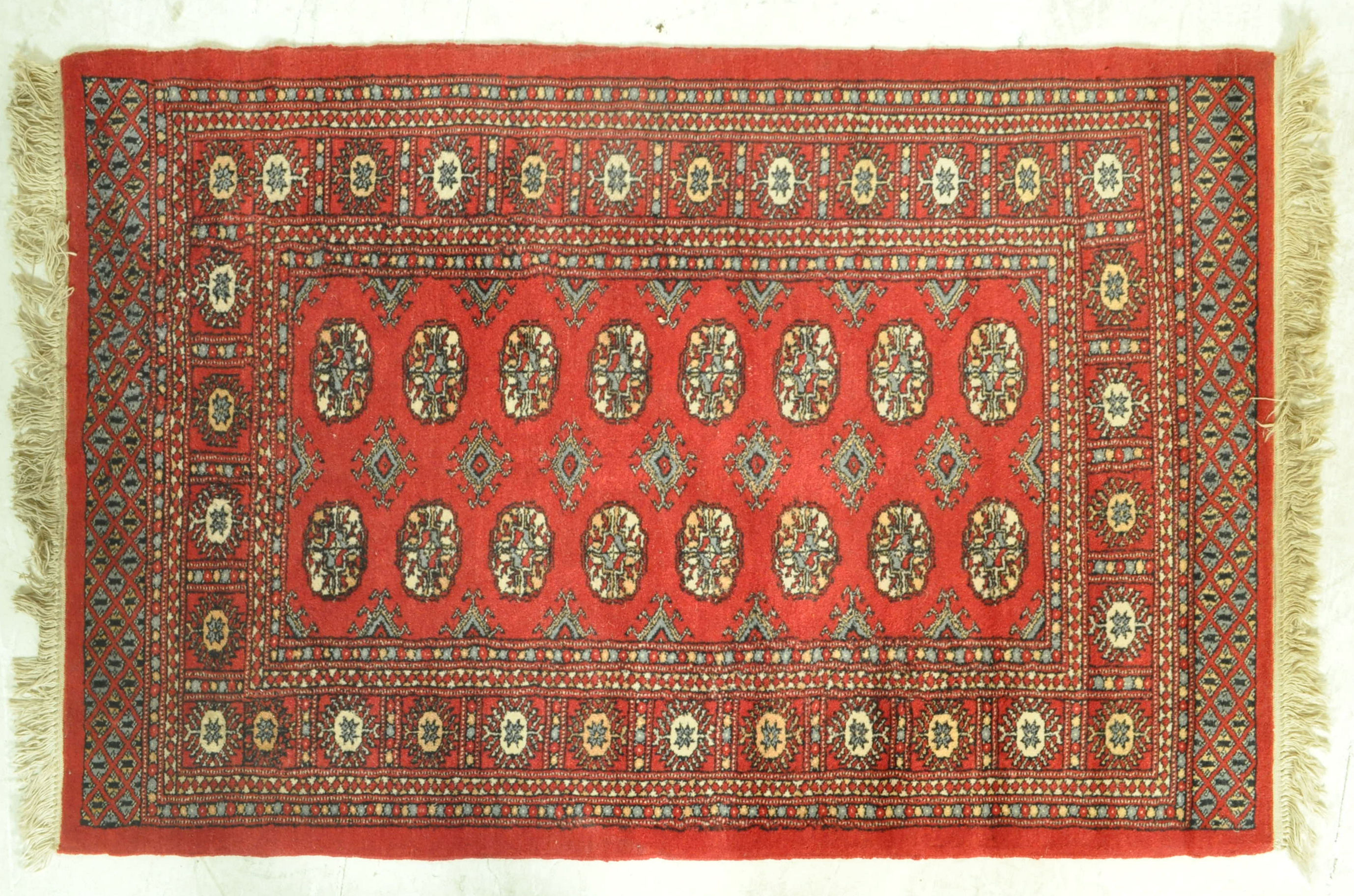 VINTAGE RED GROUND FLOOR RUG WITH MEDALLION AND PATTREND DECORATION