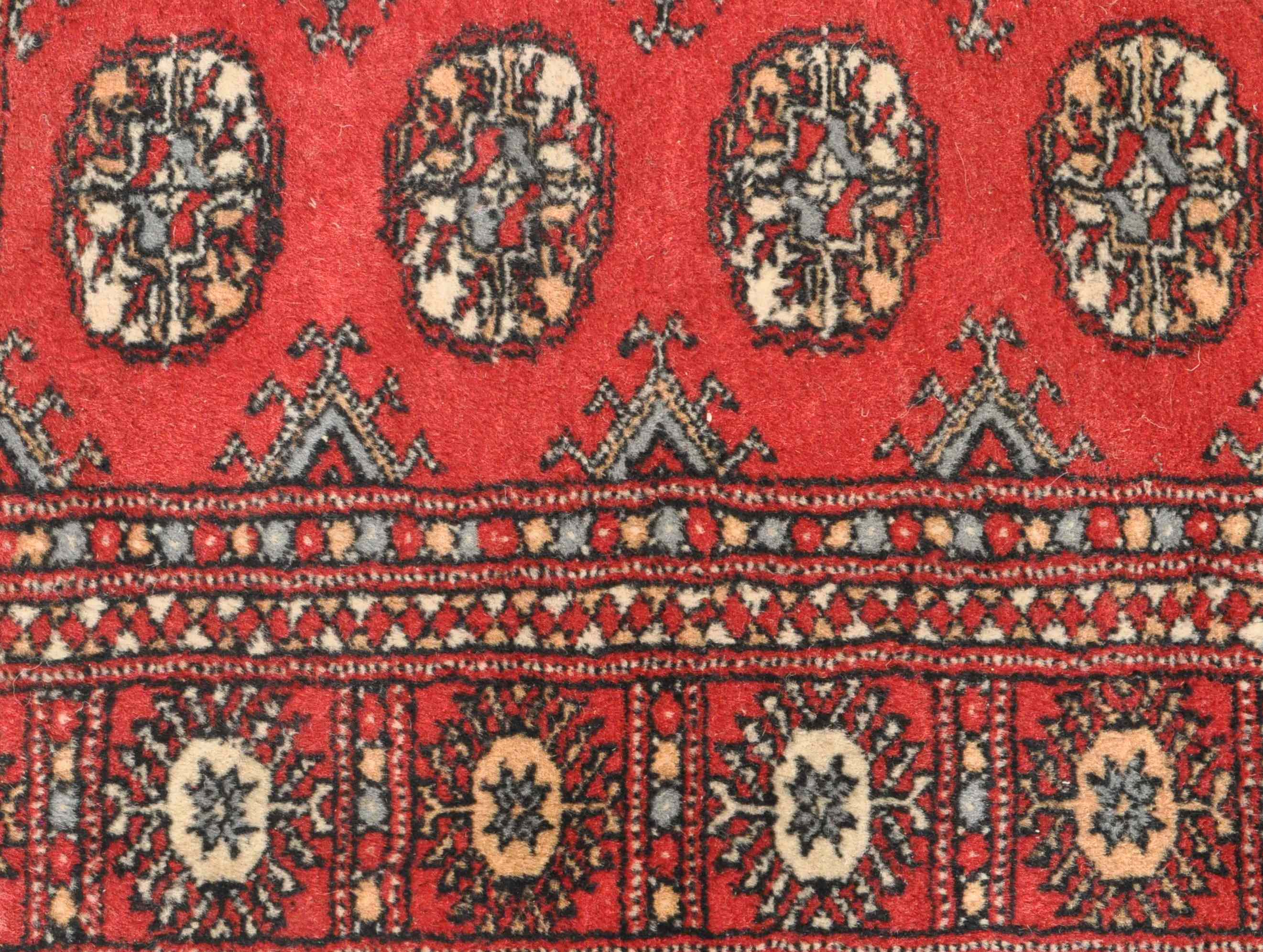 VINTAGE RED GROUND FLOOR RUG WITH MEDALLION AND PATTREND DECORATION - Image 3 of 5