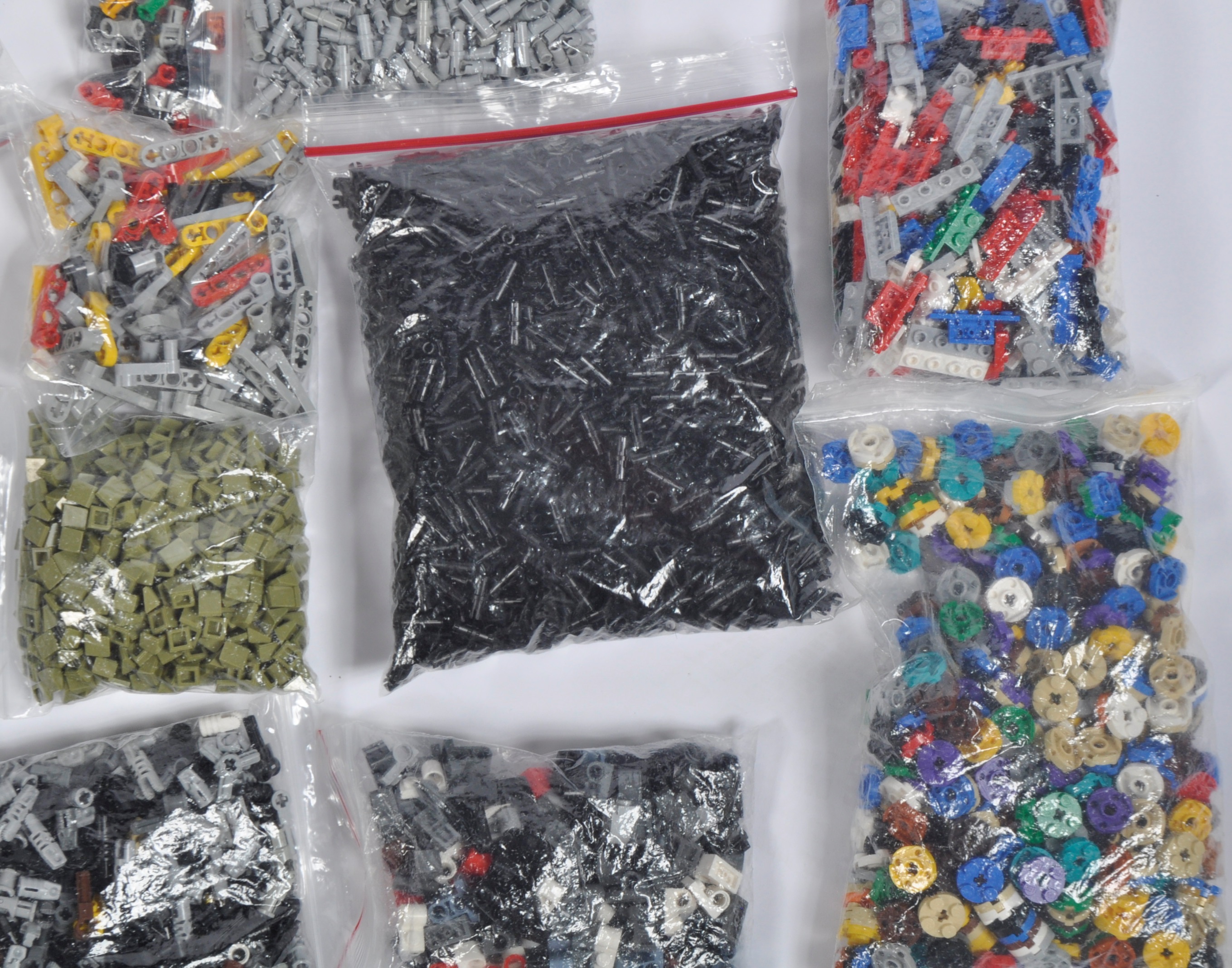 LARGE COLLECTION OF ASSORTED LEGO BRICKS - Image 9 of 11