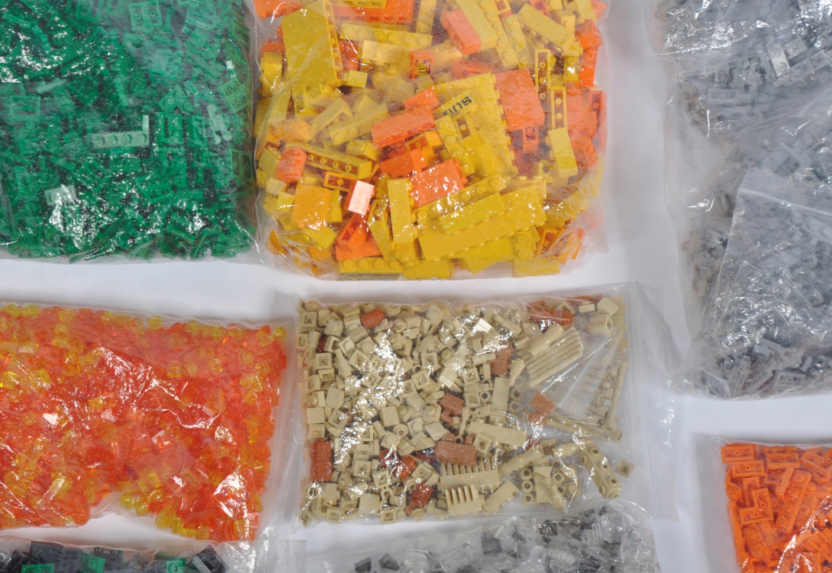 LARGE COLLECTION OF ASSORTED LEGO BRICKS - Image 6 of 11