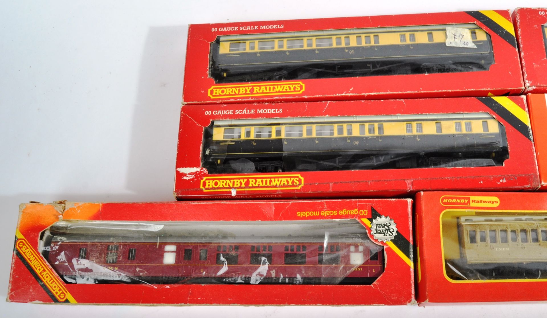 COLLECTION OF HORNBY 00 GAUGE MODEL RAILWAY CARRIAGES - Image 2 of 4
