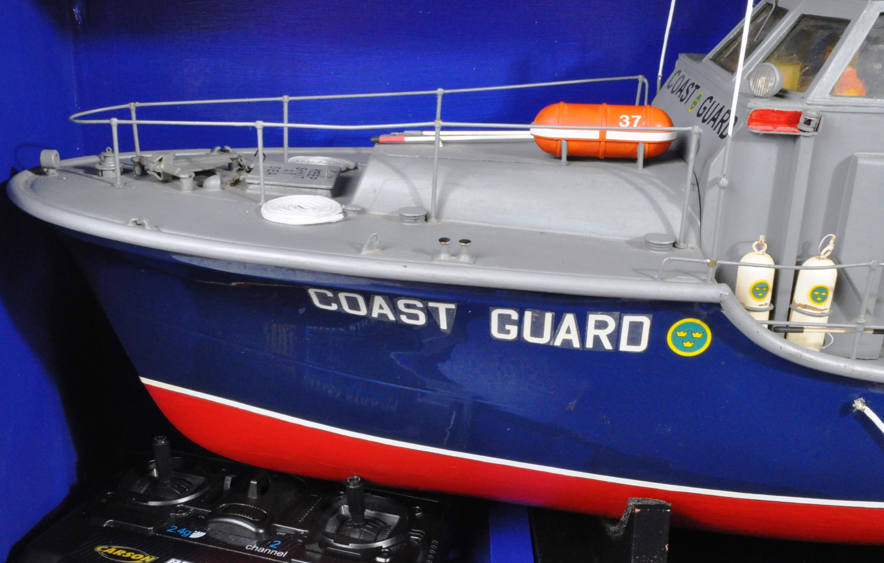 LARGE SCALE RADIO CONTROLLED RC MODEL BOAT - AMERICAN COAST GUARD - Image 4 of 10