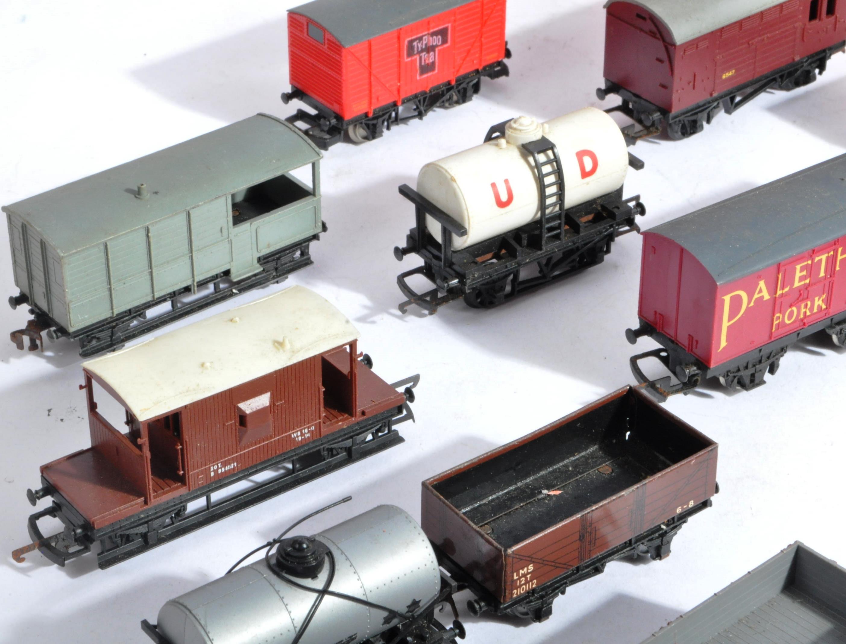 COLLECTION OF ASSORTED HORNBY 00 GAUGE ROLLING STOCK WAGONS - Image 5 of 9