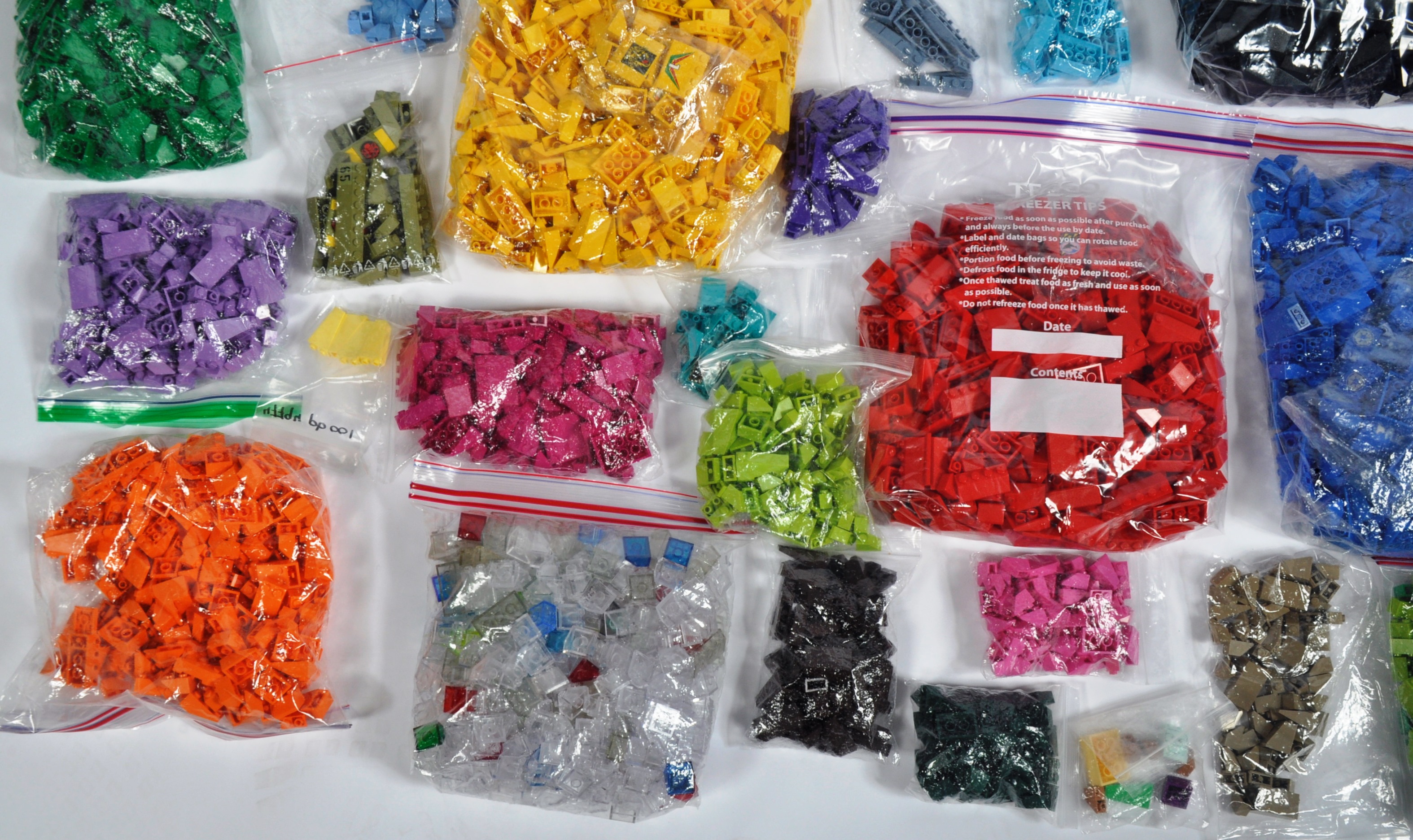 LARGE COLLECTION OF ASSORTED LEGO BRICKS - Image 4 of 7