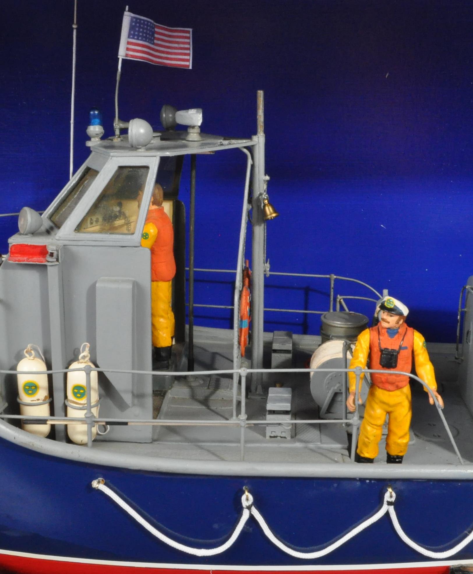 LARGE SCALE RADIO CONTROLLED RC MODEL BOAT - AMERICAN COAST GUARD - Image 5 of 10