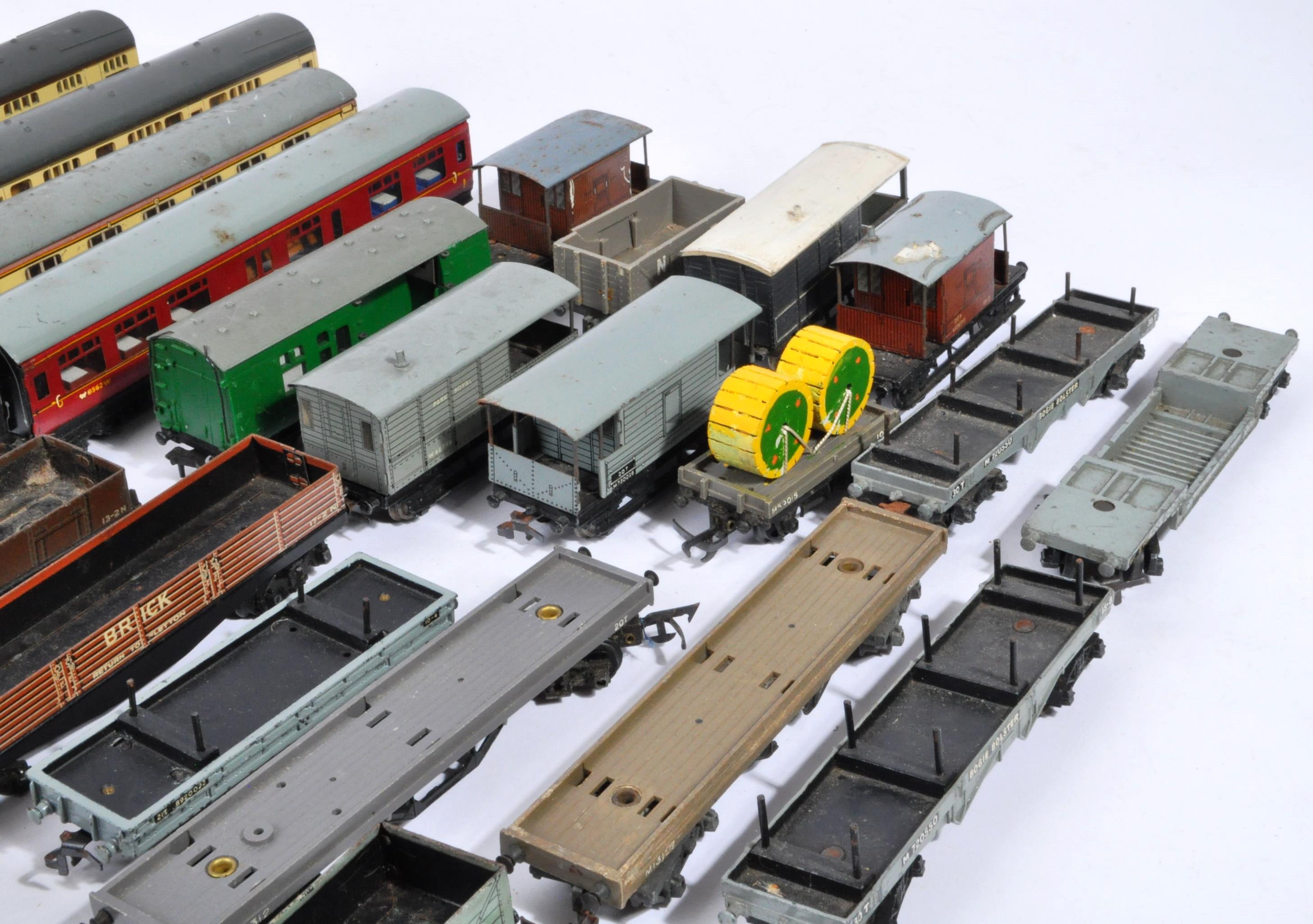 LARGE COLLETION OF ASSORTED 00 GAUGE ROLLING STOCK - Image 4 of 6