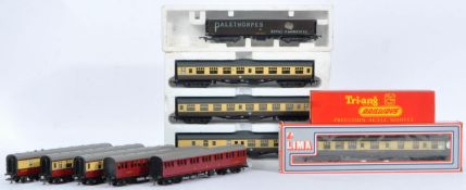 COLLECTION OF ASSORTED 00 GAUGE MODEL RAILWAY CARRIAGES