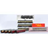 COLLECTION OF ASSORTED 00 GAUGE MODEL RAILWAY CARRIAGES