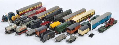 COLLECTION OF VINTAGE TRIANG 00 GAUGE MODEL RAILWAY