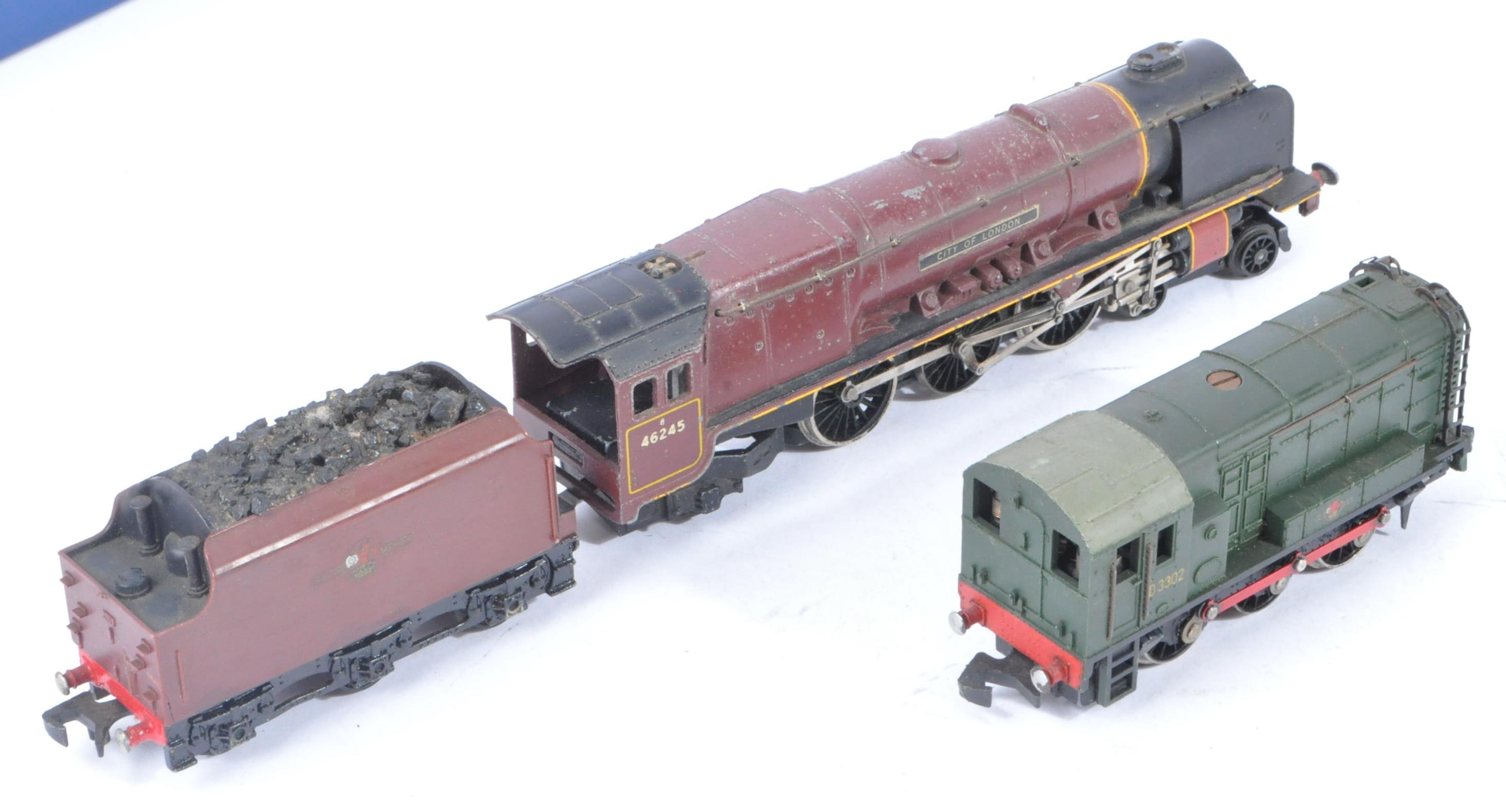 TWO ORIGINAL HORNBY DUBLO 00 GAUGE MODEL RAILWAY LOCOMOTIVES - Image 5 of 6