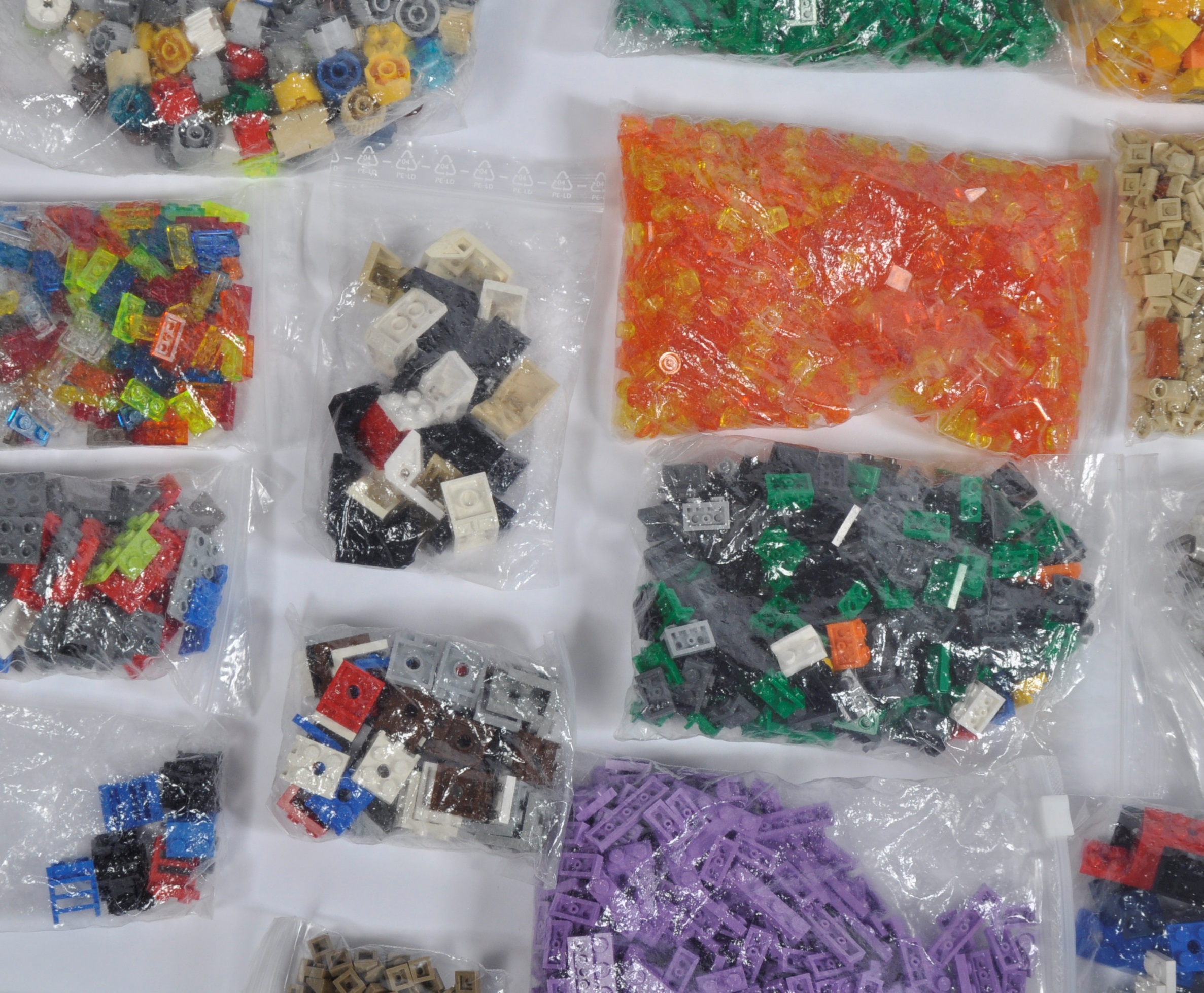 LARGE COLLECTION OF ASSORTED LEGO BRICKS - Image 3 of 11