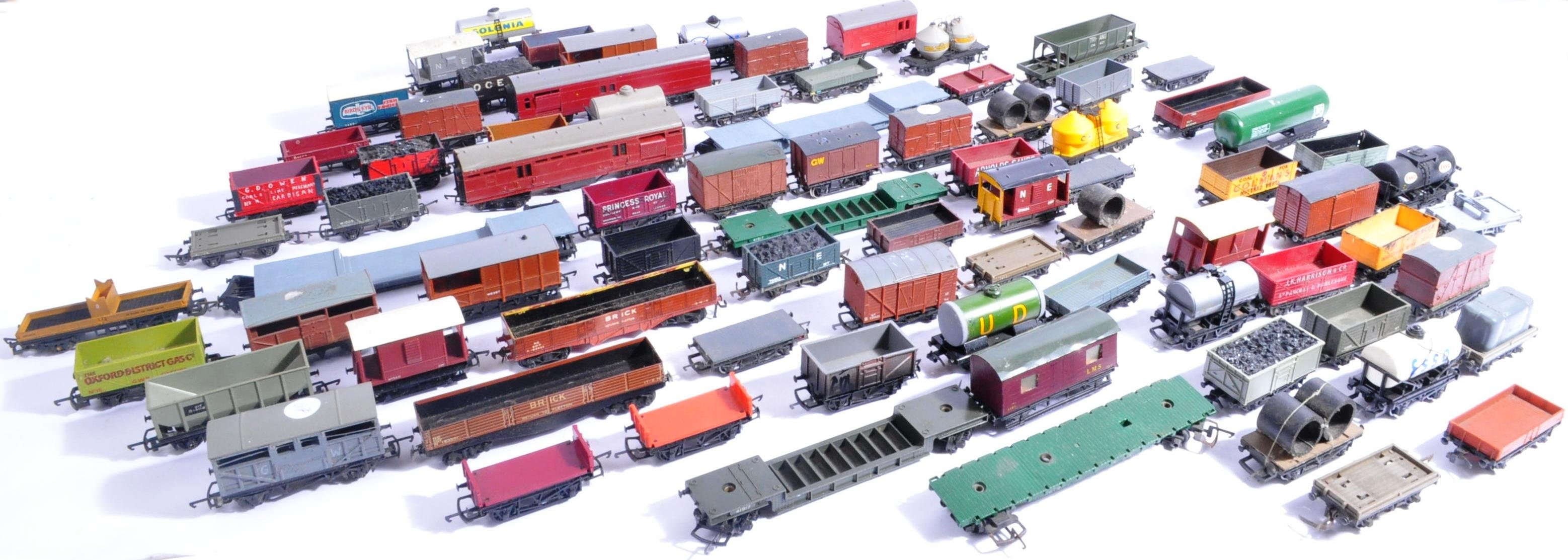 MODEL RAILWAYS - LARGE COLLECTION OF 00 GAUGE WAGONS