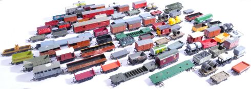 MODEL RAILWAYS - LARGE COLLECTION OF 00 GAUGE WAGONS