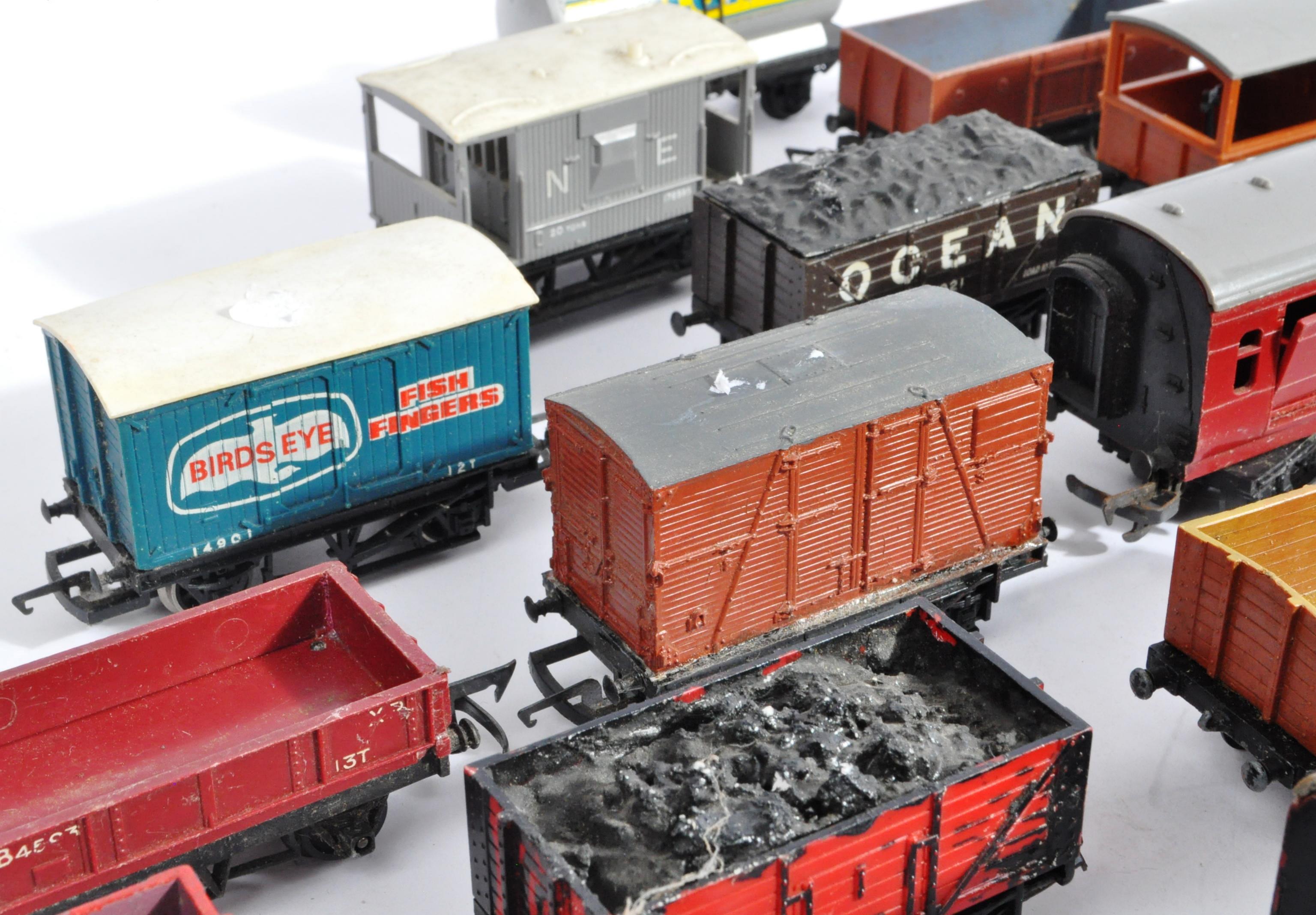 MODEL RAILWAYS - LARGE COLLECTION OF 00 GAUGE WAGONS - Image 3 of 5