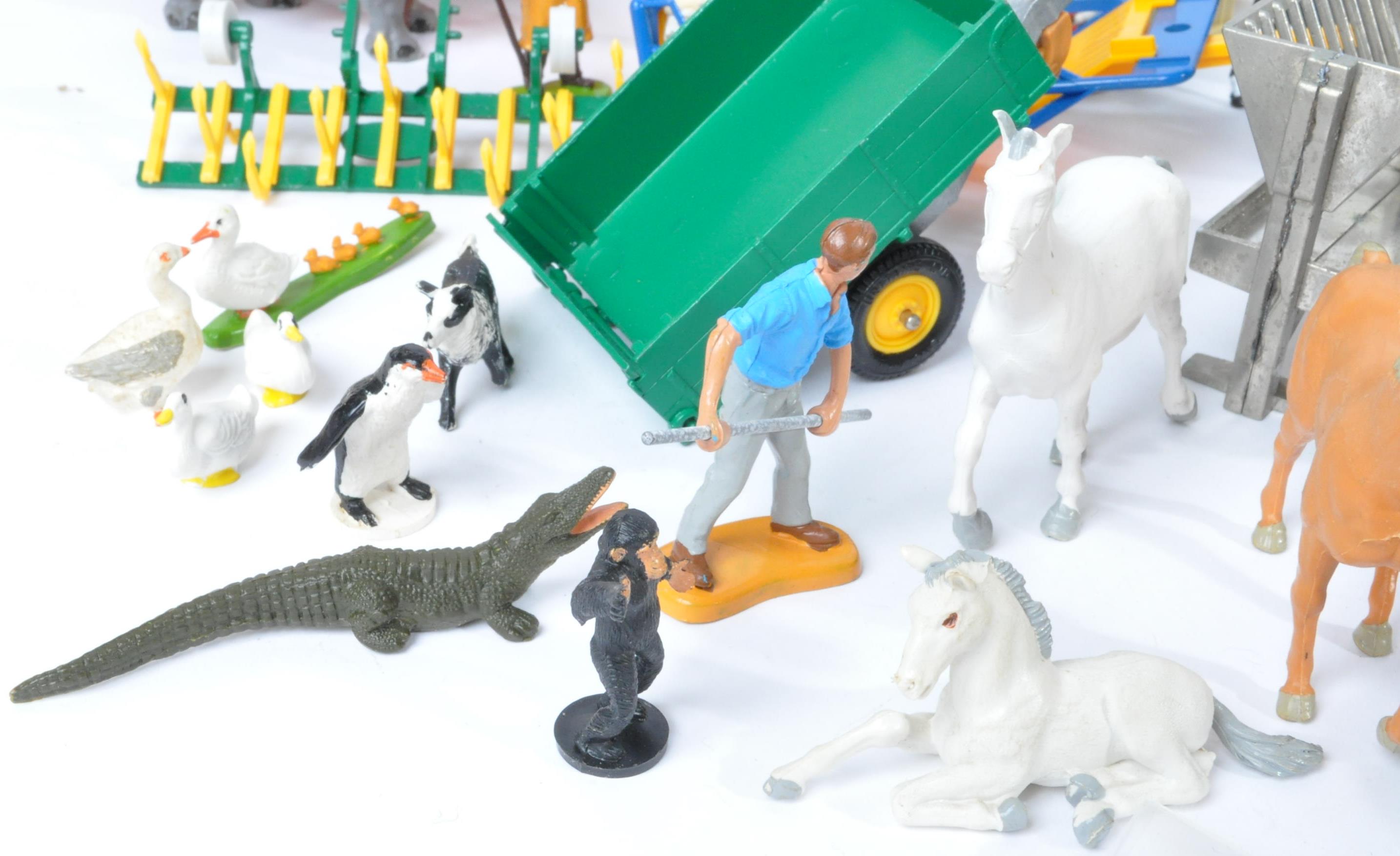 BRITAINS - LARGE COLLECTION OF BRITAINS FARM & ZOO ITEMS - Image 5 of 10
