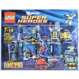 LEGO SET - DC UNIVERSE SUPER HEROES - 6860 - THE BATCAVE