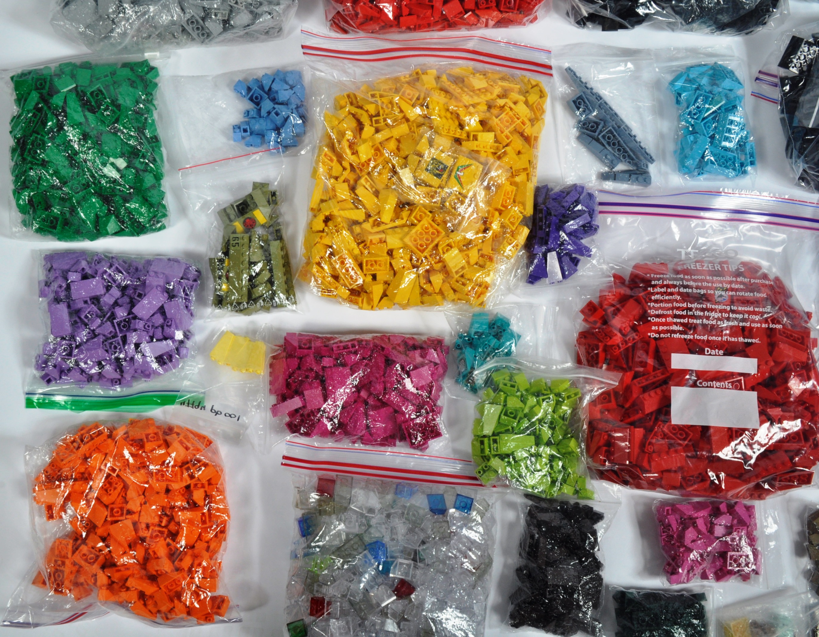 LARGE COLLECTION OF ASSORTED LEGO BRICKS - Image 3 of 7