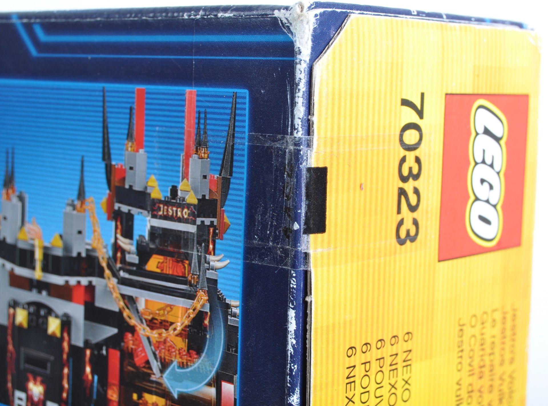 LEGO SET - NEXO KNIGHTS - 70323 JESTRO'S VOLCANO LAIR - Image 4 of 4