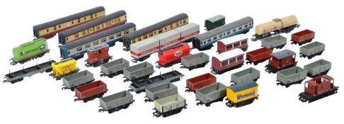 LARGE COLLECTION OF ASSORTED 00 GAUGE MODEL RAILWAY ITEMS