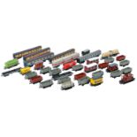 LARGE COLLECTION OF ASSORTED 00 GAUGE MODEL RAILWAY ITEMS