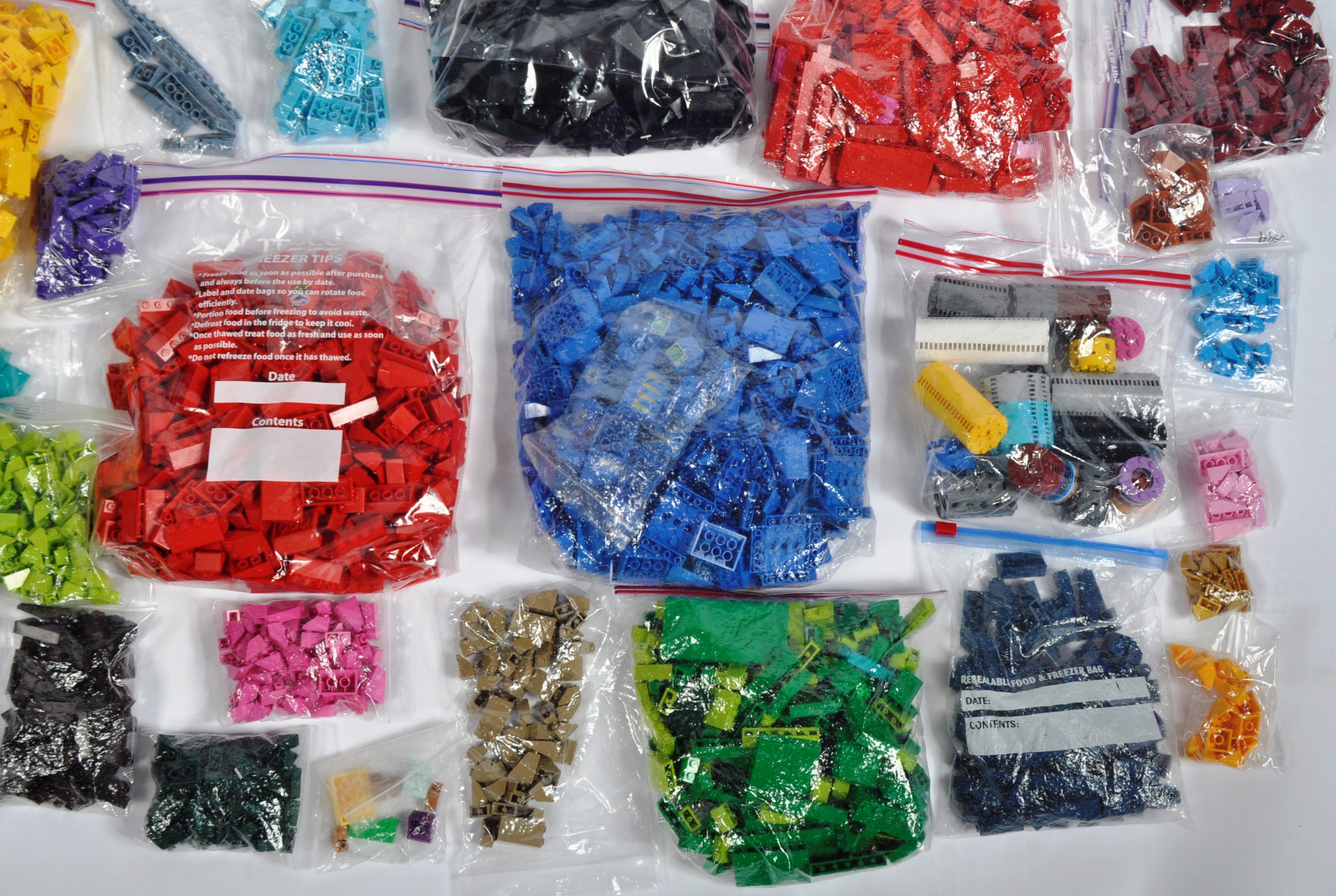 LARGE COLLECTION OF ASSORTED LEGO BRICKS - Image 5 of 7