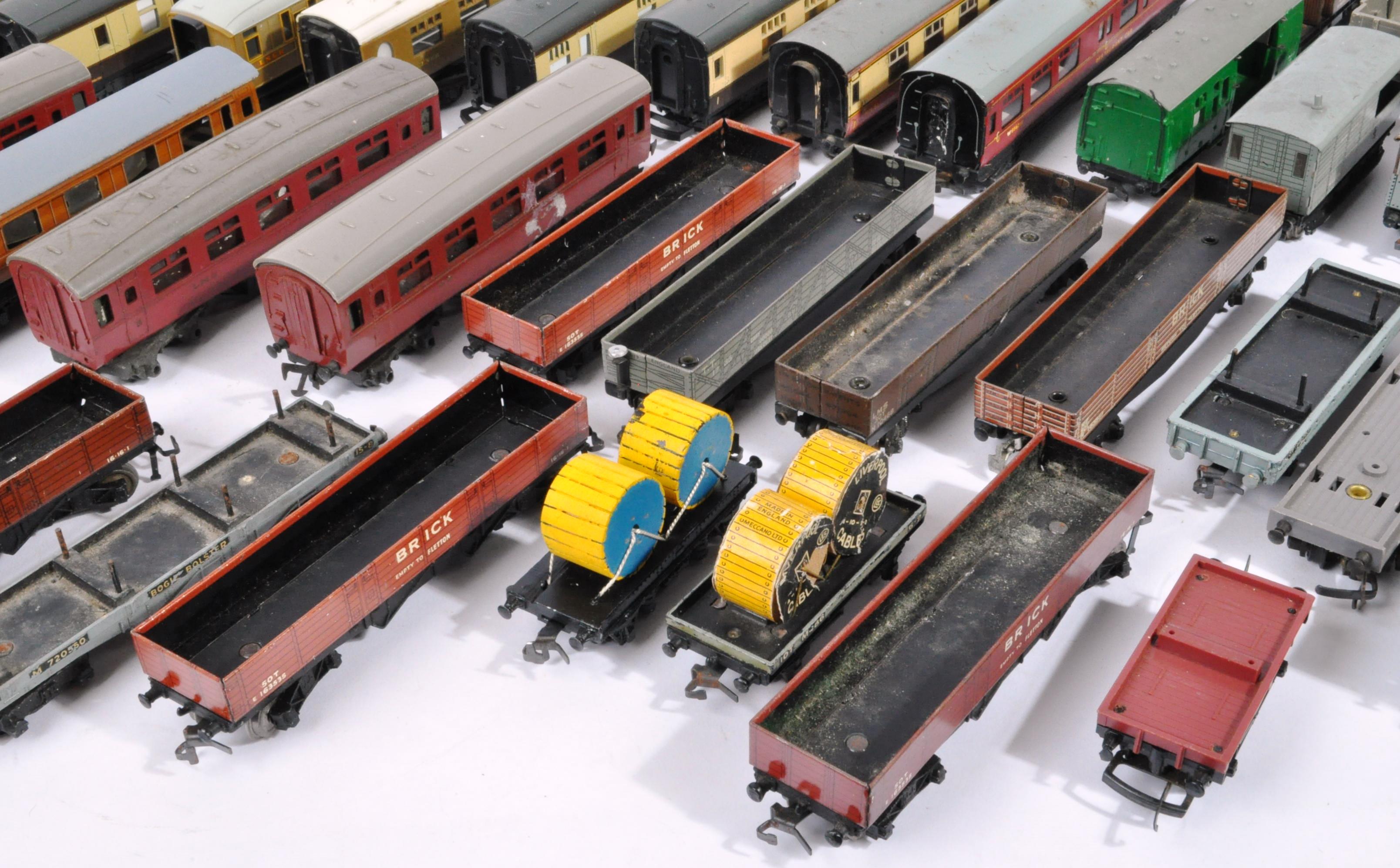 LARGE COLLETION OF ASSORTED 00 GAUGE ROLLING STOCK - Image 3 of 6