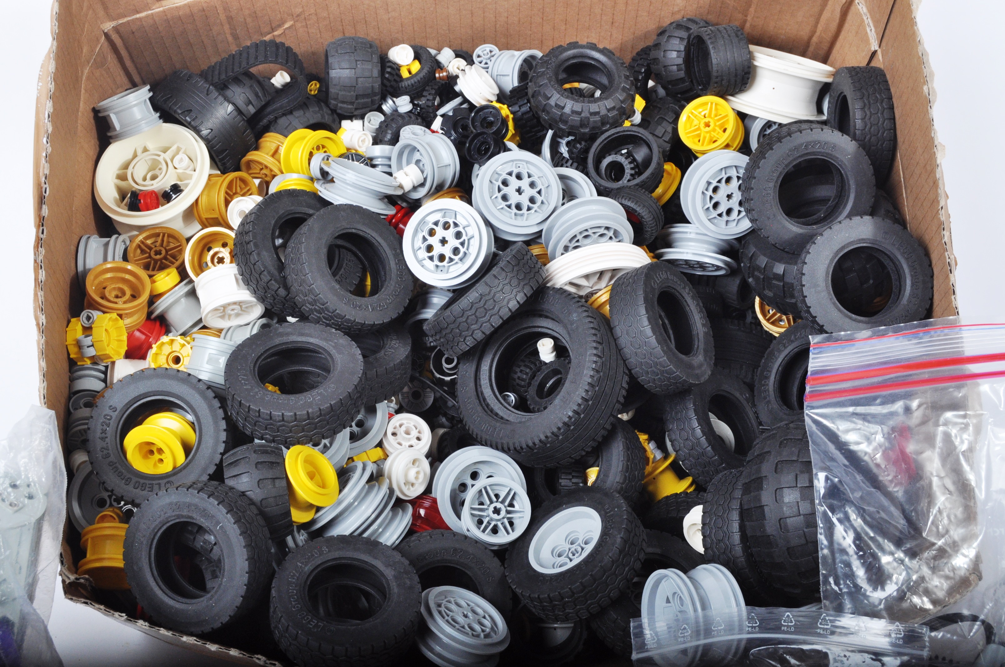 LARGE COLLECTION OF ASSORTED LEGO TECHNIC WHEELS & MOTORS - Image 2 of 8